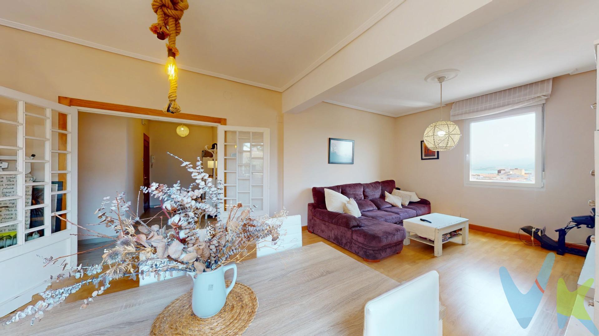 VIVIENDA CON LICENCIA TURISTICA. En la calle Antonio Mendoza, una opción ideal para quienes desean vivir cerca del centro de Santander, disfrutando de una ubicación cómoda y bien comunicada. Situada en una calle paralela al Paseo Altamira, junto a las escaleras mecánicas que comunican directamente con Numancia, permite llegar al corazón de Santander en apenas cinco minutos. Una localización que facilita disfrutar a pie de comercios, servicios y toda la actividad del centro de la ciudad. Además, el transporte urbano frecuente permite desplazarse fácilmente hacia otros puntos de Santander, como la Avenida de los Castros, donde se encuentra la Universidad de Cantabria. Uno de los principales atractivos de la vivienda son sus vistas abiertas sobre la ciudad. Una panorámica despejada sobre los tejados de Santander desde la que se puede contemplar la Bahía y Peña Cabarga al fondo. En su interior encontramos una distribución práctica y funcional, compuesta por dos dormitorios (en origen 3), salón, cocina independiente y un baño. Posee gas ciudad. Su orientación norte-sur favorece la entrada de luz natural en las diferentes estancias y contribuye a crear espacios luminosos y agradables. La vivienda se encuentra en buen estado de conservación y lista para entrar a vivir, convirtiéndose en una interesante opción. . Ven a descubrir en persona todo lo que esta vivienda puede ofrecerte, te esperamos. El precio de venta no incluye los gastos e impuestos derivados de la compraventa, tales como el Impuesto sobre Transmisiones Patrimoniales (ITP), Notaría y Registro de la Propiedad, ni cualquier otro gasto que, conforme a la legislación vigente, corresponda asumir al comprador. En Cantabria, el tipo general del ITP es actualmente del 9 %. No obstante, la normativa autonómica contempla distintos tipos reducidos y beneficios fiscales, cuya aplicación dependerá de las circunstancias personales del comprador, de las características y destino de la vivienda, así como del cumplimiento de los requisitos establecidos en la normativa vigente. En Bahía Home Inmobiliaria estudiaremos tu caso de forma personalizada para informarte de los beneficios fiscales que, en su caso, puedan resultar y ayudarte a conocer el coste real de la operación antes de la compra. . . 