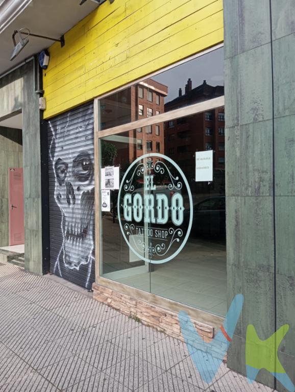  ¡Oportunidad única de adquirir un magnífico local comercial en venta en una de las zonas más demandadas de Oviedo! Ubicado en la espléndida área de La Corredoria, en LA PLAZA CUATRO CAÑOS, este inmueble destaca tanto por su amplitud como por su moderna edificación. Con 146 metros útiles y 152.11 metros construidos, este local se presenta como una inversión ideal para quienes buscan establecer su negocio en una ubicación estratégica y de creciente desarrollo.Construido en el año 2005, el edificio donde se encuentra este amplio local refleja modernidad y solidez. La zona de La Corredoria es conocida por su dinamismo y por albergar a muchos comercios y servicios, lo que asegura un flujo constante de potenciales clientes. La versatilidad de este local permite que sea adaptado a diversas actividades comerciales, desde tiendas minoristas hasta oficinas o centros de formación.Uno de los grandes atractivos de este inmueble es su generoso espacio. Los 146 metros útiles están diseñados para facilitar la distribución del mobiliario y la creación de diferentes ambientes de trabajo. Este aspecto hace posible que se configure con total libertad y se adapte a las necesidades específicas de cada negocio. Además, los 152.11 metros construidos recalcan su imponencia y versatilidad.Gracias a su reciente construcción, el local cuenta con instalaciones modernas que cumplen con los estándares actuales de calidad y seguridad. La edificación del año 2005 garantiza que los materiales y acabados utilizados sean resistentes y en perfecto estado, brindando tranquilidad a los futuros propietarios.La ubicación de este local en La Corredoria no podría ser mejor. Tanto la accesibilidad como la visibilidad son óptimas, asegurando que su negocio no pase desapercibido. La cercanía a zonas residenciales y comerciales hace que este inmueble sea aún más atractivo, ya que garantiza un afluente constante de personas que circulan por el área diariamente.Diseñado para ofrecer el máximo rendimiento, el local dispone de múltiples entradas de luz natural que permiten crear un entorno agradable y acogedor para clientes y empleados. Las posibilidades de decoración y ambientación son infinitas, lo que le permite personalizar el espacio de acuerdo con la imagen de su marca o negocio.Asimismo, el entorno en el que se encuentra este inmueble se caracteriza por su tranquilidad y su carácter residencial, lo que no solo beneficia a los comercios de la zona, sino que también proporciona un ambiente seguro y confiable para el desarrollo de cualquier actividad empresarial. La Corredoria es conocida por su cohesión y por la calidad de vida que ofrece a sus habitantes y trabajadores.Con todas estas ventajas, este local en La Corredoria, Oviedo, representa una oportunidad inmejorable para quienes buscan un espacio amplio, moderno y estratégicamente ubicado. No pierda la oportunidad de visitar este maravilloso inmueble. Contáctenos hoy mismo para programar una visita y comprobar de primera mano todo lo que este espacio puede ofrecerle. ¡Le esperamos para ayudarle a dar el siguiente paso en su proyecto empresarial! 