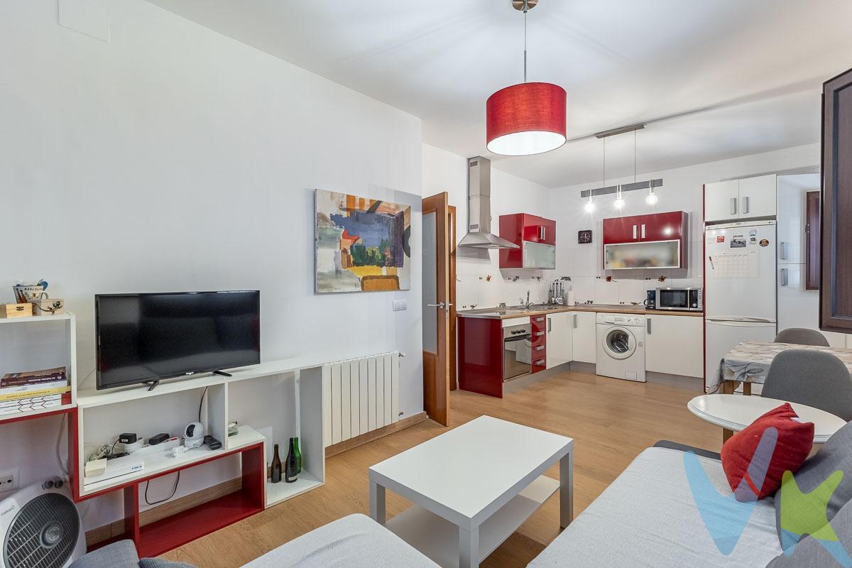 ¿Buscas tu primer hogar o un lugar con estilo en pleno corazón de Granada?. Este apartamento en planta baja te va a enamorar. 🧡. Te presentamos esta acogedora vivienda situada en una de las zonas con más encanto e historia de Granada: el barrio del Realejo. Perfecto tanto para vivir como para invertir. ✨ Características principales: . 🛏️ 1 Dormitorio – Espacioso y tranquilo. 🛋️ Salón con cocina integrada – Espacio abierto que aporta amplitud y luminosidad, perfecto para disfrutar y compartir. 🛁 Baño completo y amplio . 🌿 Patio privado – Un desahogo perfecto para disfrutar al aire libre, leer, tomar el sol o tener plantas, ¡hazlo tu jungla urbana!. 🏠 Planta baja – Acceso cómodo sin necesidad de escaleras ni ascensor. Ideal para personas con movilidad reducida o para quienes valoran la accesibilidad. 📍 Ubicación inmejorable: en el Realejo, uno de los barrios más auténticos y con más vida de Granada, a pocos minutos del centro histórico, con todos los servicios cercanos (supermercados, transporte público, bares con encanto y mucho más). ✅ Ideal como primera vivienda o inversión rentable en una zona muy demandada. ¿Te interesa? ¡Ven a visitarlo sin compromiso!. 📞 Contacta con nosotros para más información o para agendar tu visita. Ref. N357. El PVP indicado no incluye impuestos ni gastos de Escritura. Honorarios agencia no incluidos. Las superficies expresadas en esta página tienen carácter descriptivo y son aproximadas. Los precios pueden ser susceptibles de modificación sin previo aviso. Esta vivienda se vende con muebles. Los vehículos nos están incluidos.
