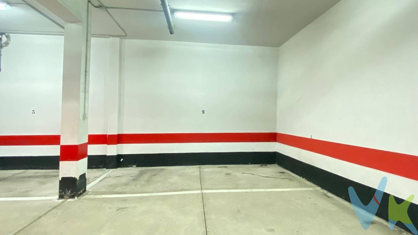 Espaciosa plaza de garaje, ubicada en la calle San Fermín, 1, al final de la calle San Miguel de Chimisay, cerca de la Av. de Los Majuelos. La plaza cuenta con un espacio total de 11 m²,  (son 32 m2 con las zonas comunes) lo que resulta ideal para aparcar un coche grande. . El garaje tiene fácil acceso con puerta automática y rampa cómoda, con acceso peatonal por el interior del edificio. En esta zona se ha evidenciado una notable escasez de aparcamientos disponibles, convirtiendo este bien inmueble en una excelente oportunidad tanto para propietarios como inversores interesados en el mercado local. No solo proporciona comodidad y seguridad al vehículo sino también representa una inversión sólida dada la demanda actual por espacios destinados a aparcamientos. Disfrute así mismo del fácil acceso a las principales vías y servicios cercanos que caracterizan esta ubicación privilegiada. Gastos de Impuestos, Registro y Notaría van a cargo del comprador y no están incluidos.