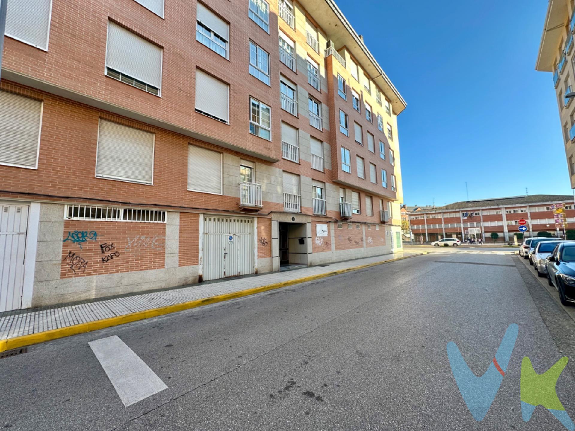 Vivienda ubicada en la zona alta de Ponferrada, próxima al colegio San Antonio. En sus alrededores se pueden encontrar múltiples servicios diarios como bancos, supermercados, centro médico, etc. El inmueble está integrado en un edificio de principios del 2000.  Sus 143m2 están divididos en:. Primera planta: Amplio hall de entrada, salón - comedor, cocina equipada con terraza, 2 habitaciones dobles (1 de ellas tipo suite con baño) y 1 cuarto de baño con bañera. Segunda planta: Salón, cuarto de lavandería, 2 habitaciones dobles, baño con plato de ducha. La calefacción y A.C.S. se producen mediante caldera de gasóleo con contador individual. Todas la habitaciones y salón  dispone de aire acondicionado con bomba de calor. Completan la composición de esta vivienda una plaza de garaje  y un trastero. . 