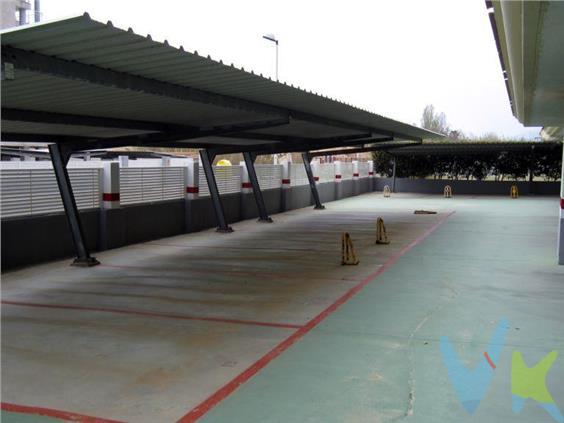 Plazas de aparcamiento en el edificio La Caleta en Peñíscola con una superficie standard de 9,90 m2 y capacidad para un vehículo. Al margen de la superficie registral que se trasmite, existen espacios libres perimetrales que mejoran la maniobrabilidad y capacidad. Se diferencian dos áreas, una cubierta por el mismo edificio y otra exterior con cubierta metálica. Situado a escasos 200 metros de la playa y 2,5 kilómetros del centro urbano y zona de servicios. (*) Cláusula de Transparencia y Desglose de Gastos. En cumplimiento de las obligaciones de información previstas en la Ley 10/2025, de 28 de diciembre, de servicios de atención a la clientela y transparencia, así como en la normativa sectorial vigente, se hace constar que el precio indicado no incluye los gastos e impuestos inherentes a la adquisición, los cuales se desglosan a continuación:. - Impuesto sobre Transmisiones Patrimoniales (ITP): Se aplicará el tipo impositivo vigente en la Comunidad Valenciana, generalmente el 10%, sin perjuicio de tipos reducidos aplicables según las circunstancias personales del comprador o las características del inmueble. El impuesto se devenga sobre el Valor de Referencia Catastral o el precio de venta, aquel que resulte superior. Para una información exhaustiva sobre el funcionamiento, tipos impositivos y bonificaciones del ITP, puede consultar el portal oficial de la Agencia Tributaria autonómica en el siguiente enlace: www.atv.gva.es/es/itpajd. - Gastos de Notaría: Los honorarios notariales se calcularán conforme al arancel oficial regulado en el Anexo I, del Real Decreto 1426/1989, de 17 de noviembre, por el que se aprueba el arancel Notarial. - Gastos de Registro: La inscripción en el Registro de la Propiedad se facturará según el arancel oficial establecido en el Anexo I, del Real Decreto 1427/1989, de 17 de noviembre, por el que se aprueba el arancel de los Registradores de la Propiedad. - Gastos de Gestión: Los honorarios por la tramitación administrativa, liquidación de impuestos e inscripción registral, en el supuesto de ser a cargo de la agencia inmobiliaria, ascienden a 302,50 € (IVA incluido). - Honorarios Agencia del Vendedor: incluidos en el precio publicado. - Honorarios Agencia del Comprador: Se informa que eventualmente podrían existir honorarios profesionales a cargo del adquirente, en aquellos casos en que se hubieran contratado previamente los servicios específicos del encargo de compra y en ningún caso estarán vinculados al precio.