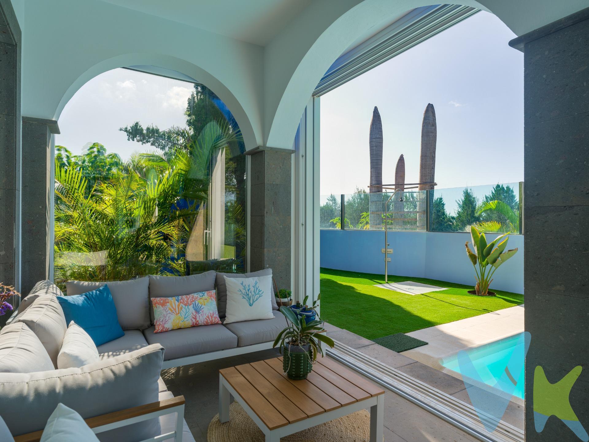 Espectacular chalet independiente situado en una de las zonas residenciales más exclusivas en El Hornillo - Meloneras, a pocos minutos del campo de golf, el paseo marítimo de Meloneras, con excelente conexión a la GC-1. Esta elegante propiedad, de 316 m² construidos sobre parcela de 400 m², combina estilo, confort y luminosidad gracias a sus grandes ventanales, que inundan los espacios de luz natural y permiten disfrutar de hermosas vistas al mar, al jardín privado y al campo de golf de Meloneras. Distribución: . •Planta baja: amplio y luminoso salón-comedor con acceso directo al jardín, cocina independiente, aseo de cortesía y acogedor porche acristalado junto a la piscina. •Planta alta: tres dormitorios, vestidor, dos baños completos (uno en suite con bañera hidromasaje) y terraza con vistas panorámicas. •Sótano: zona de almacenamiento, lavandería, cuarto de máquinas y aseo adicional. El exterior cuenta con un amplio jardín con piscina privada (recientemente reformada), zona de barbacoa, ducha exterior y una agradable área chill-out rodeada de vegetación. La vivienda tiene aire acondicionado, carpintería de calidad, cochera cubierta y se vende semi-amueblada, lista para entrar a vivir. Precio de Venta al Público (PVP) – No incluye gastos. Impuestos y demás gastos legalmente correspondan al comprador. Inmueble sujeto a ITP del 6,5% con carácter general; existen excepciones según normativa aplicable. Base imponible el mayor valor entre: 1) precio de venta: 2) tasación; 3) valor referencia catastral. Gastos Notaria y Registro entre 0,3% - 0,8% aprox. según aranceles. Financiación: gastos de hipoteca, tasación y gastos bancarios a cargo del comprador y según su necesidad y elección. Honorarios inmobiliaria a cargo del vendedor.  Operación y condiciones de compraventa sujeta a aceptación expresa del vendedor. Para acceder a información y documentación legalmente exigible por el consumidor puede contactarnos. Anuncio sujeto a errores, cambios de precio, omisión y/o retirada del mercado sin aviso previo.