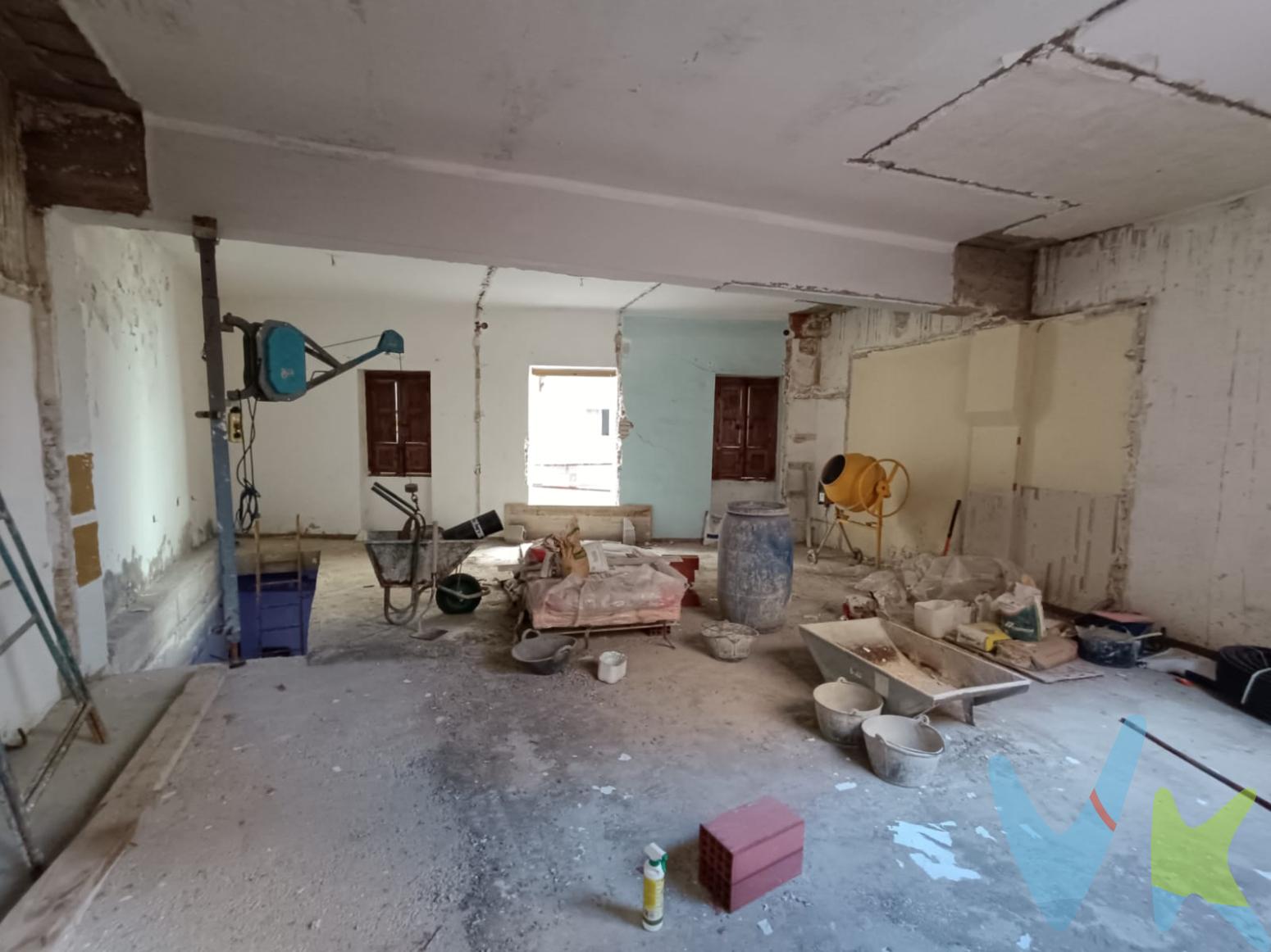 Te presentamos esta casa para reformar, una oportunidad excepcional para crear la residencia de tus sueños en una ubicación privilegiada. Situada en Sagunto, esta propiedad cuenta con un proyecto aprobado, excavación arqueológica aprobada por la Generalitat y licencia de obra en regla, ¡todo listo para comenzar la transformación!Características destacadas:Licencia de Obra: Con la licencia de obra en regla, podrás comenzar los trabajos de reforma de inmediato, sin tener que preocuparte por trámites burocráticos adicionales.Excavación Arqueológica Aprobada: La excavación arqueológica aprobada por la Generalitat garantiza que cualquier descubrimiento histórico en el proceso de reforma será manejado de manera adecuada y legal, permitiéndote avanzar con tranquilidad en tu proyecto.Proyecto Aprobado: Con un proyecto arquitectónico aprobado, podrás visualizar el potencial de esta casa y planificar su transformación de acuerdo a tus necesidades y gustos personales.Esta casa representa una oportunidad única para crear la residencia que siempre has deseado, con la libertad de diseñar cada detalle a tu gusto y estilo.¡No dejes escapar esta oportunidad de inversión! Ponte en contacto con nosotros hoy mismo para obtener más información y comenzar el viaje hacia la realización de tus sueños en Sagunto.