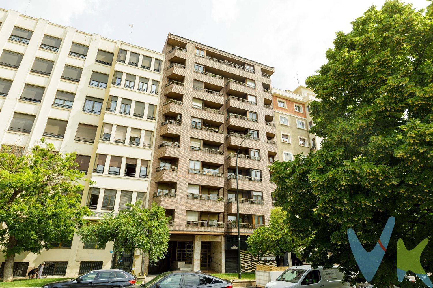 Amplio y luminoso piso en Paseo de La Mina, esquina con Paseo Constitución – Zaragoza. Te presentamos esta excelente vivienda ubicada en una de las zonas más cotizadas del centro de Zaragoza, en Paseo de La Mina esquina Paseo Constitución. El piso cuenta con 120 m² útiles perfectamente distribuidos para ofrecer comodidad y amplitud:. •	Gran salón-comedor con acceso a una terraza con vistas despejadas al paseo. •	4 dormitorios, uno de ellos tipo suite y con armarios empotrados. •	2 baños completos. •	Cocina independiente con salida a galería. Ubicada en planta alta, es una vivienda muy luminosa y con una distribución funcional que aprovecha al máximo cada espacio. La calefacción y el agua caliente son centrales con contador individual, lo que garantiza confort y eficiencia. El edificio no tiene barreras arquitectónicas, ideal para todos los perfiles. ✔️ Plaza de garaje incluida en la misma finca. ✔️ Entorno privilegiado con todos los servicios y excelente comunicación. Una vivienda ideal tanto para familias como para quienes buscan amplitud en el corazón de la ciudad. 📞 ¡Contacta con nosotros para más información y concertar una visita!. 