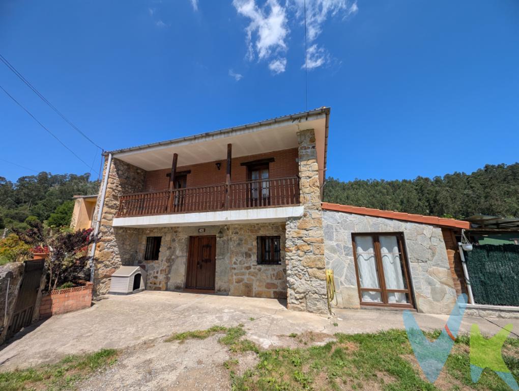 Casa de Piedra con Balcón Montañés  300 m² y jardín de 750 m² Si buscas espacio, carácter y calidad, esta vivienda te enamorará. Construida en piedra y con el encanto del balcón montañés, combina tradición y funcionalidad en un entorno privilegiado.Características principales ✅ 300 m² construidos con amplias estancias. ✅ 6 habitaciones luminosas y con armarios empotrados. ✅ 4 baños completos, listos para toda la familia. ✅ Salón con chimenea perfecto para crear un ambiente acogedor. ✅ Gran cocina independiente ,  zona office para lavado y planchado y Despensa ✅  cocina exterior ideal para celebraciones. ✅ Porche cerrado que amplían el espacio de ocio. ✅ Bajo cubierta diáfano, perfecto como trastero o para crear un despacho, sala de juegos o un apartamento independiente ✅ Garaje y amplio espacio de aparcamiento para varios vehículos. ✅ Orientación suroeste, con mucha luz natural todo el día.🌿 Ideal como vivienda habitual, segunda residencia o proyecto turístico.📍 Situada en un entorno tranquilo  y vistas abiertas a la naturaleza.  