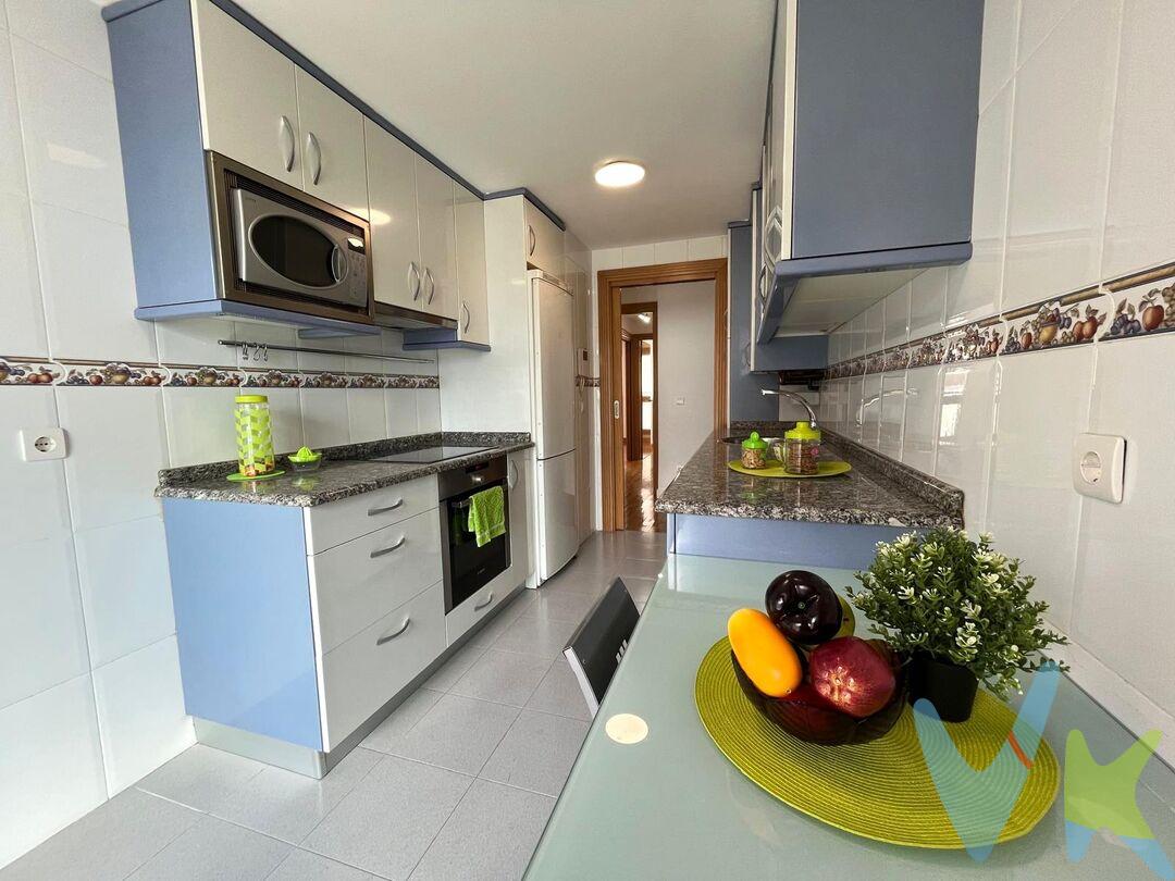  ¿Buscas una vivienda donde la luz sea la protagonista? Este impecable piso en la zona más moderna de Buztintxuri te ofrece eso y mucho más. Construido en 2005, destaca por su excelente orientación Este-Oeste, garantizando sol y claridad durante todo el día.
Cuenta con un salón-comedor independiente muy acogedor y una cocina totalmente equipada con electrodomésticos de calidad y un práctico tendedero acristalado, dos dormitorios, uno de ellos con su propio baño, dos baños completos con plato de ducha.  
Este piso no es solo una vivienda, es calidad de vida, ubicada en un edificio de 2005 en la zona más nueva del barrio, esta propiedad destaca por su espectacular jardín comunitario, un espacio seguro y tranquilo para disfrutar al aire libre.
La vivienda está pensada para el bienestar: ventanas Climalit con aislamiento termoacústico de alto nivel para disfrutar del silencio y la temperatura ideal. Además, el precio incluye plaza de garaje y trastero en el mismo edificio.   Ubicado a un paso de centros de salud, bancos y supermercados. ¡Listo para entrar a vivir!
 

Datos meramente informativos, sin valor contractual.   El PVP indicado no incluye impuestos (régimen general del ITP (Impuesto de Transmisiones Patrimoniales) es el 6% sobre el precio de compra) ni gastos de transmisión (notaría, registro, AJD (Actos Jurídicos Documentados), que suma aproximadamente un 2% sobre el precio de compra). Honorarios de la agencia a cargo del vendedor. NO SE COBRA HONORARIOS AL COMPRADOR.
 
