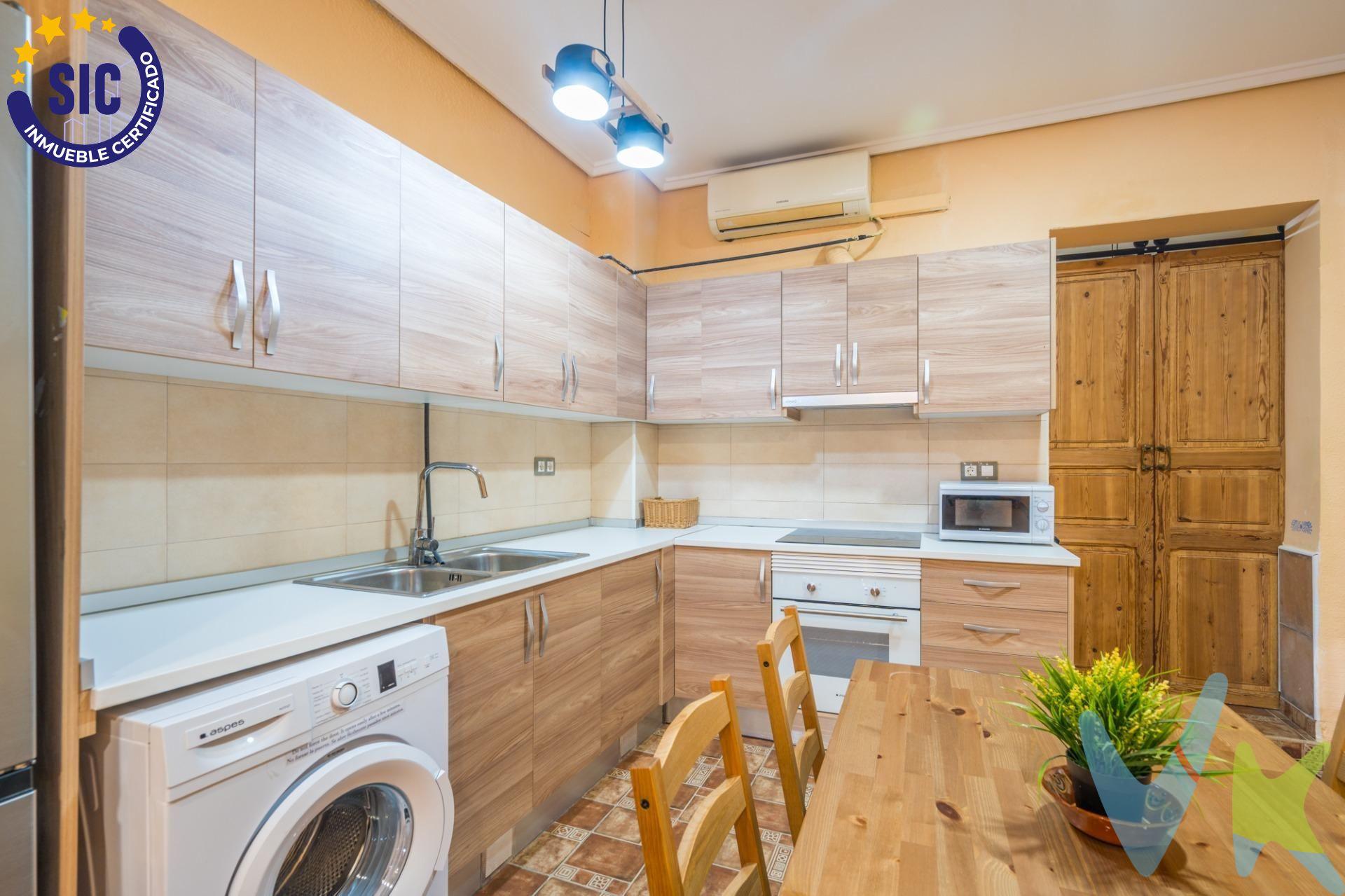 . Te presentamos esta preciosa vivienda totalmente reformada, situada en una de las zonas más demandadas y con mas encanto de Valencia. La vivienda destaca por su cuidada decoración y su excelente distribución. Dispone de 1 amplia habitación, un luminoso salón-comedor, con aire acondicionado frio/calor, cocina integrada equipada con vitrocerámica, creando un espacio moderno, cómodo y funcional para el día a día. Como gran valor añadido, cuenta con garaje privado, una característica muy apreciada en la zona. Ubicada en una situación privilegiada, rodeada de todos los servicios: comercios, supermercados, restaurantes, transporte público y a pocos minutos de la playa. Una oportunidad ideal tanto para vivir como para invertir en uno de los barrios con mayor proyección de Valencia. ¡Ven a visitarlo y déjate enamorar por su encanto!