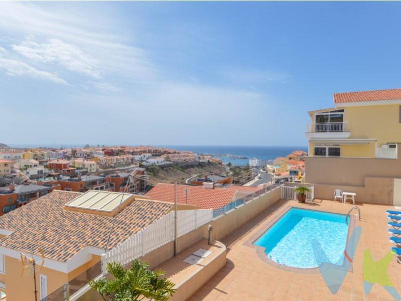 Nuestra agencia ofrece un espectacular apartamento reformado con vistas al mar y un apartamento-estudio anexo, en un complejo residencial en la zona de Loma Dos. El complejo cuenta con solarium, ascensor, piscina comunitaria y zona de aparcamiento. La propiedad consta de una terraza con vistas maravillosas al mar, salón luminoso bien iluminado, un dormitorio familiar, un segundo dormitorio-oficina y un moderno baño que incluye una lavadora. Al lado de la vivienda nos encontramos un magnifico estudio que dispone de una gran terraza semi-cubierta, solarium con vistas parciales, espacio de trastero, una zona de descanso, cocina equipada y un baño completo. Tiene además una entrada independiente. Es ideal como habitación para invitados o como inversión privada teniendo la posibilidad de un alquiler justo al lado de tu propia casa. Incluye una plaza de aparcamiento privada. La propiedad además dispone de licencia para el alquiler vacacional. Próximo a las áreas de servicios tales como supermercado, centro comercial, farmacia, centro de salud, colegio, gasolinera, y a poca distancia de la playa en coche. *Visitas a la propiedad*: Todos los interesados en ver la propiedad deberán presentar un documento de identificación válido, como DNI, NIE o pasaporte, antes de la visita. Además, se requerirá que firmen una hoja de visita al ingresar a la propiedad. INFORMACION ADICIONAL:. - El uso de la propiedad estará siempre sujeto a la legislación vigente. - El precio de venta no incluye impuestos ni gastos de compraventa, como el Impuesto de Transmisiones Patrimoniales (6.5% o 1% en el caso de primera transmisión más IGIC correspondiente en este último caso), honorarios del Registro de la Propiedad, notaría y gestoría. - La información sobre la propiedad está sujeta a posibles errores y cambios involuntario