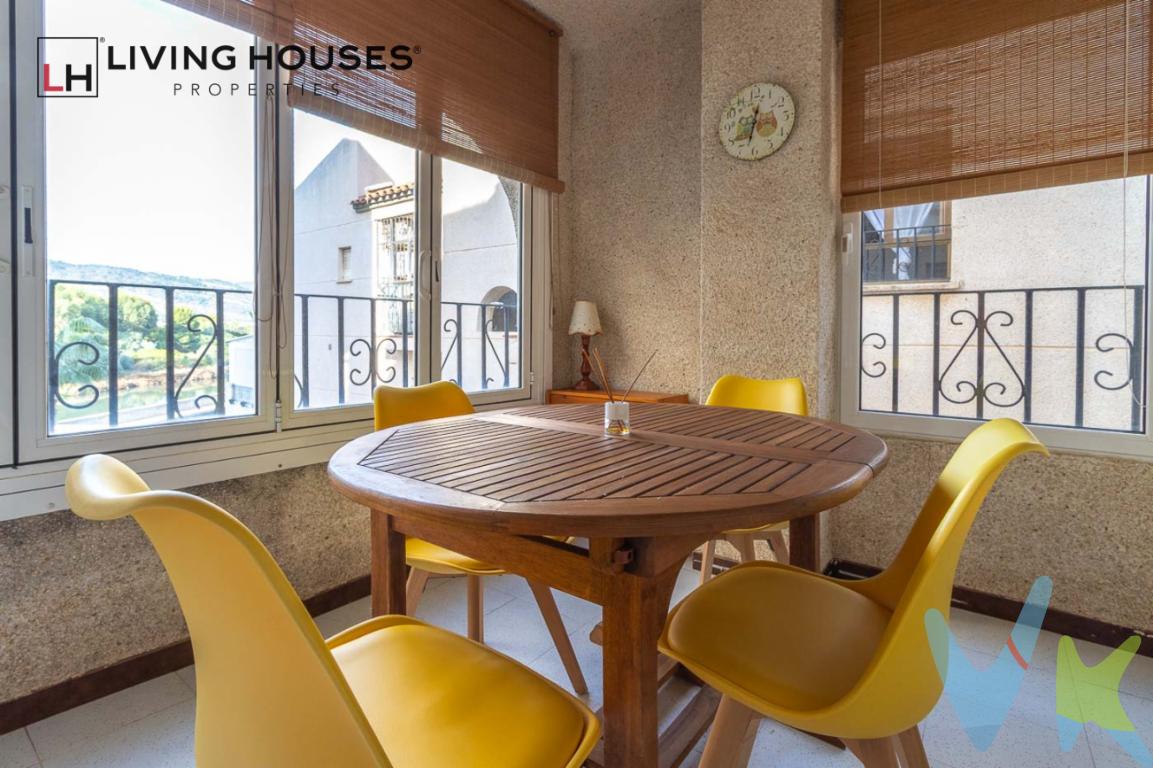  ¡Descubre tu nuevo hogar en el corazón de Marina d\'Or, Oropesa del Mar-Orpesa! Ponemos a la venta un encantador aparetamento que combina confort y ubicación en un entorno privilegiado y a precio accesible. Este inmueble es una oportunidad única para aquellos que buscan una propiedad cercana a la playa y con excelentes conexiones de transporte.Situado en la primera planta de un edificio construido en 1990, el piso ofrece 55 metros cuadrados de espacio útil, perfectamente distribuidos para maximizar la comodidad. La construcción total del inmueble alcanza los 63 metros cuadrados, lo que facilita un ambiente acogedor y funcional. Desde el primer momento, te sentirás como en casa en este encantador espacio.El apartamento cuenta con dos habitaciones luminosas, decoradas con gusto y diseñadas para ofrecer un descanso óptimo después de un día lleno de actividades. Cada habitación ha sido pensada para aprovechar al máximo el espacio disponible. La decoración neutral aporta un ambiente sereno que se adapta a una variedad de gustos personales.Una de las características más atractivas de esta propiedad es su terraza acristalada, donde podrás disfrutar de agradables veladas al aire libre con familia y amigos. El espacio exterior se convierte en un refugio de tranquilidad que invita a disfrutar del cálido clima mediterráneo o ver el atardecer con vistas hacia la vibrante comunidad de Marina d\'Or.Para tu comodidad, el piso incluye una plaza de garaje, asegurando que siempre tendrás un lugar seguro para tu vehículo. Este detalle es especialmente valioso en una zona tan popular y frecuentada como Oropesa del Mar-Orpesa, donde la comodidad de tener un espacio de aparcamiento propio agrega un plus significativo al valor del inmueble.Además de las comodidades del propio piso, el transporte público es otro de los activos importantes. La proximidad a la estación de tren y paradas de autobús facilita el acceso a las zonas aledañas y a destinos más distantes, garantizando que te mantengas bien conectado sin importar tus necesidades diarias o planes de viaje.La ubicación de este piso en la reconocida zona de Marina d\'Or se convierte en un gran atractivo para aquellos que quieren disfrutar del ocio y recreación que ofrece este rinconcito costero. Podrás aprovechar la amplia oferta de actividades marítimas, gastronómicas y de relax, todo ello sin salir de tu vecindario.La inversión en este inmueble es también una excelente oportunidad futura, dada la alta demanda en la zona. Pocas veces se encuentran propiedades que ofrezcan tantas ventajas a un precio tan competitivo. Aumenta el valor de vida personal o permite una atractiva opción en el mercado de alquiler.Te invitamos a que no dejes pasar esta maravillosa ocasión y programes una visita. Descubre cómo este piso puede convertirse en el hogar de tus sueños, en un entorno que lo tiene todo. Nuestro equipo está listo y dispuesto a recibirte para mostrarte cada rincón y resolver tus dudas y consultas. ¡Contáctanos hoy mismo y abre las puertas a tu futuro hogar mediterráneo! --------------------------------------Agencia inmobiliaria en Oropesa del mar si quieres comprar o vender casas pisos o locales en la comunidad Valenciana con oficina en Oropesa del Mar, Castellón. Para mayor seguridad en la compraventa, todas nuestras viviendas poseen FICHA DE CERTIFICACIÓN DE INMUEBLES registrada por la Asociación de Inmobiliarias de la Comunidad Valenciana ASICVAL. Antes de comprar o de entregar las arras, pida el Certificado de la vivienda para estar seguro y tranquilo sobre la situación legal, urbanística y de cargas de la misma. Los impuestos, gastos de notaría y registro no están incluidos en el precio de venta.  