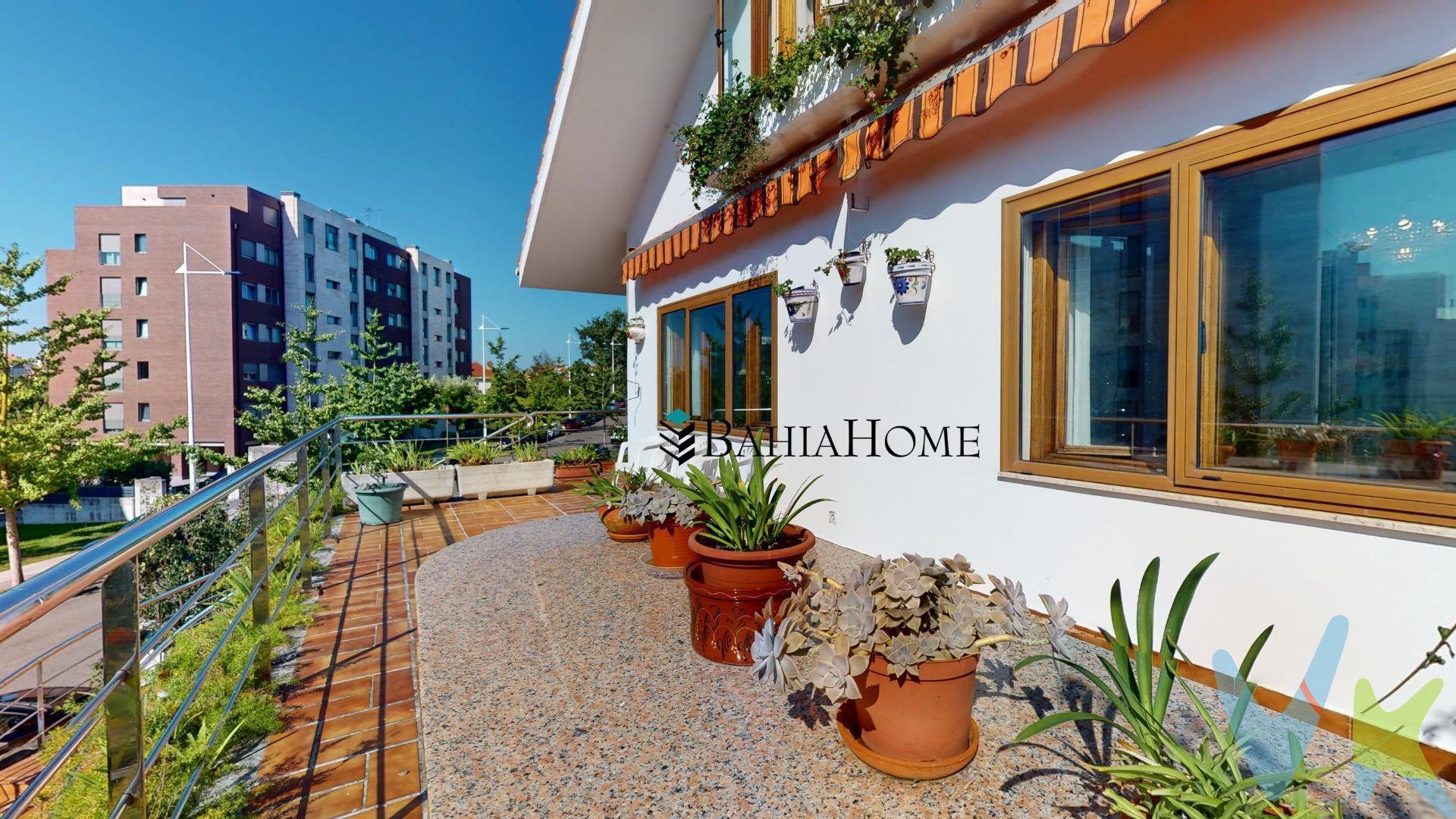🌟 Chalet en Ernest Lluch, Santander – ¡A 5 min del Sardinero! 🌊🏡. Vivir en una zona tranquila, con parcela propia y a solo 5 minutos de las playas del Sardinero es posible. Este chalet independiente combina espacio, calidad y ubicación, convirtiéndose en una oportunidad única en Santander. 🏡 DISTRIBUCIÓN ACTUAL:. - Planta baja: garaje con ventanas de madera, bodega y un choco cubierto para comidas con familia y amigos. - Planta primera: salón comedor con salida a la terraza, cocina grande con zona desayuno, dos habitaciones dobles y un baño completo. - Planta ático: tres habitaciones dobles (una con vestidor), una habitación sencilla y sala polivalente para lo que necesites: despacho, gimnasio, sala de cine, juegos o estudio. 👉 Posibilidad de ampliar hasta 462 m² para crear más dormitorios, un segundo salón o incluso un apartamento independiente. 💡 IDEAL PARA:. - Familias que buscan un chalet amplio con jardín y a pocos minutos de la playa. - Amantes de la tranquilidad residencial, sin renunciar a la cercanía al centro. - Inversores que deseen una vivienda con gran demanda en Santander. CARACTERÍSTICAS DESTACADAS:. 📐 343 m² construidos en tres plantas, con posibilidad de ampliación: hasta 462 m² de aprovechamiento total. Parcela de 660 m²: espacio privado ideal para 🌳 jardín, ocio al aire libre. 🧱 Estructura de hormigón y tejas también de hormigón: máxima solidez y durabilidad. Aislante en tabiques, garantizando mayor eficiencia energética y confort térmico/acústico. Ventanas de Aluminio tipo Climalit 🪟con persianas eléctricas: luz natural, aislamiento y comodidad. 🚪 Puertas, marcos y zócalos de madera que aportan elegancia y calidez. 🪵 Suelos de madera de jatoba para mayor calidez y durabilidad. 🔥 Calefacción de gasóleo.  Terraza muy amplia, perfecta para disfrutar de reuniones al sol con vistas despejadas.🌞. 🪞 Armarios empotrados que optimizan el espacio en los dormitorios. 🚗 Garaje cerrado con puerta automática, techos altos y ventanas de madera: espacio para varios coches, taller o almacenamiento. Precioso cenador de madera tipo choco para disfrutar de comidas, reuniones y momentos especiales.✨. SERVICIOS: 🛒 Supermercados y comercios de proximidad  |   🏫 Centros educativos y guarderías  |  🚍 Líneas de autobús con conexión al centro de Santander. 🍴 Restaurantes y cafeterías a pocos minutos  |   🌊 Playas del Sardinero a muy pocos minutos. 🔑 Una oportunidad única. Un chalet con parcela amplia, excelentes calidades y ubicación privilegiada. Perfecto para quienes buscan calidad de vida en Santander. 📞 Llama ahora y agenda tu visita. ¡No dejes escapar esta ocasión irrepetible!. . 