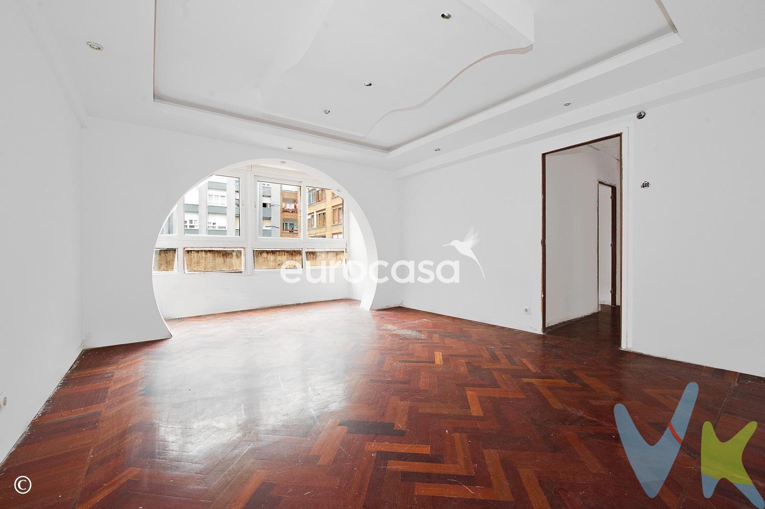 CON ALMA Y POTENCIAL EN EL CORAZÓN DE MALIAÑO. A veces, lo más especial de una vivienda no es lo que ya tiene, sino todo lo que puede llegar a ser. Este piso en la calle Eulogio Fernández Barros, en pleno corazón de Maliaño, es justo eso: un escenario abierto a todas tus ideas, esperando a que lo conviertas en tu hogar soñado. Nada más abrir la puerta, te recibe un hall que se abre paso hacia un salón amplio y luminoso, presidido por un gran ventanal que deja entrar el sol y regala esa sensación de hogar que todos buscamos. Allí, un arco encantador conecta con un espacio de relax donde podrás poner tu rincón de lectura favorito. La vivienda está recién pintada y cuenta con tres dormitorios, un baño y una cocina donde verás un espacio listo para crear desde cero. Es como una página en blanco que te invita a imaginar cada detalle: los colores, los azulejos, los rincones que harán tu día a día más cómodo y especial. La orientación norte-sur baña la casa de luz durante todo el día, creando un ambiente cálido y acogedor, mientras que el edificio con ascensor aporta comodidad para tu día a día. Además, a pesar de estar en el corazón de Maliaño, la vivienda es tranquila y silenciosa, un refugio donde relajarte al final de la jornada. La ubicación es inmejorable: estarás a un paso de la Plaza de la Constitución, uno de los puntos más emblemáticos de Maliaño, rodeado de comercios, cafeterías, restaurantes y servicios. La zona peatonal permite disfrutar de paseos tranquilos y del ambiente del centro sin renunciar a la calma de tu hogar. Todo lo que necesitas estará a tu alcance, pero con la tranquilidad que mereces. Este piso no es solo una vivienda: es la oportunidad de empezar una nueva etapa, de crear desde cero un hogar que hable de ti, de tu estilo y de tu forma de vivir. Aquí encontrarás un espacio con alma, lleno de luz y posibilidades, que espera a alguien con ganas de transformarlo en un hogar lleno de vida. 