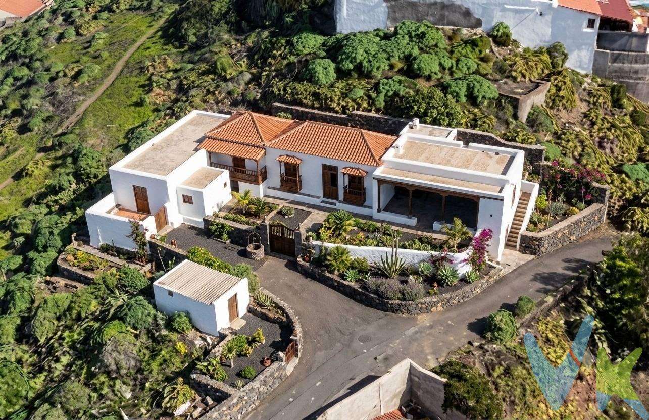 Les presento esta finca de 66.899m2 con escrituras perfectamente registradas, en plena producción, teniendo acceso fácil a agua de riego, servicios y comunicaciones. Consta de 5 cadenas llanas, bien delimitadas, valladas, con alta en suministros de luz, agua y acceso agua de riego de la zona. La finca destinada a agricultura es según catastro 28891m2, siendo el resto pastizales, dispone también de zonas de almacenamiento, pista de acceso y un estanque con capacidad para 60h de agua, a 20l/s. Está situada en Marzagán, a tan solo 5 minutos del Mercalaspalmas, 15 minutos de Las Palmas y 10 minutos de Telde, estando muy bien comunicada a 5 minutos de la GC-1. La finca tiene escriturada además una vivienda de 204,54m2, con dos garajes techados de 16,61m2 y 17,29m2, una zona de jardín a la entrada de unos 100m2 y un porche cubierto de 13,94m2. Esta vivienda necesita una reforma integral, pudiendo hacer un bonito chalet independiente con vistas a Marzagán y a Bandama, consta de salón, cocina, 3 habitaciones, además de un baño. La casa es de construcción antigua con techos altos, muros de piedra anchos que podrá dejarlos a piedra vista quedando un precioso chalet rústico. Tiene agua y luz dadas de alta, facilitando eso cualquier posible reforma. Dentro de la finca hay escriturados otros 297,1 m2 en cuatro construcciones como graneros y alpendres que lindan entre si, con la correspondiente reforma y cambio de uso podrían convertirse en otra vivienda. Se encuentran en suelo Rústico de Asentamiento Rural, con lo cual se pueden rehabilitar. Es una finca con un gran potencial, ya que su extensión permite segregaciones y agrupaciones con las construcciones existentes, pudiendo crear viviendas rurales para su venta o explotación, restaurante ecológico aprovechando los productos propios o sencillamente siguiendo con la explotación agrícola. Los gastos de impuestos, registro, notaría y cualquier otro derivados de la venta no están incluidos en el precio PVP. 