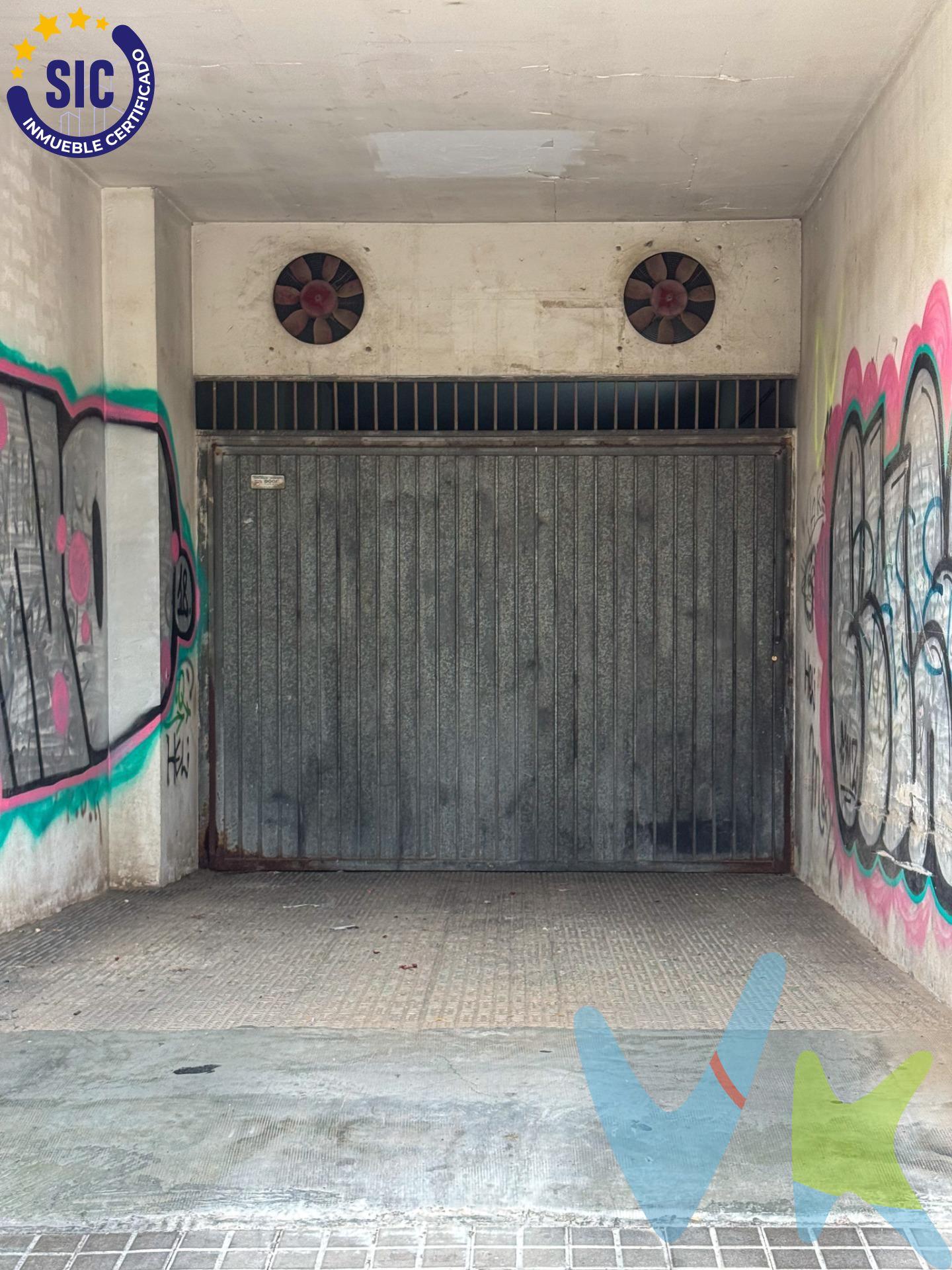 Esta magnífica plaza de garaje, con una superficie de 12,15 m², representa una oportunidad excepcional para aquellos que valoran la comodidad y la eficiencia. Permite un estacionamiento sencillo y seguro, incluso para vehículos de mayor tamaño, eliminando las preocupaciones habituales de los aparcamientos estrechos. La ubicación es, sin duda, uno de sus puntos más fuertes: en la calle Escalante 21, se encuentra en el vibrante corazón de Burjassot. Esta dirección no solo la sitúa en una zona de alta demanda, sino que también garantiza una conectividad inmejorable con las principales vías de acceso y salida de la localidad. Imagina la tranquilidad de regresar a casa después de una larga jornada laboral, sabiendo que tu plaza de aparcamiento te espera sin complicaciones. Olvídate de las interminables vueltas en busca de un hueco libre o de la necesidad de aparcar lejos de tu destino. Esta plaza ha sido pensada para optimizar tu tiempo y minimizar el estrés, permitiendo un acceso rápido y sencillo a tu vehículo en todo momento. Su proximidad a comercios, servicios y transporte público añade un valor incalculable, convirtiéndola en una inversión inteligente tanto para residentes como para profesionales que trabajen en la zona. La combinación de su estratégica ubicación y su cómodo tamaño la convierte en la opción ideal para quienes buscan una solución de aparcamiento práctica, segura y eficiente en Burjassot. La descripción del presente inmueble e imágenes tienen mero carácter informativo y en ningún caso carácter contractual, pudiendo ser modificados por la inmobiliaria comercializadora sin que ello implique responsabilidad alguna frente a terceros. En el precio de venta a público, esta propiedad NO incluye los gastos de adquisición (Notario, registro, gestión, honorarios, etc…).