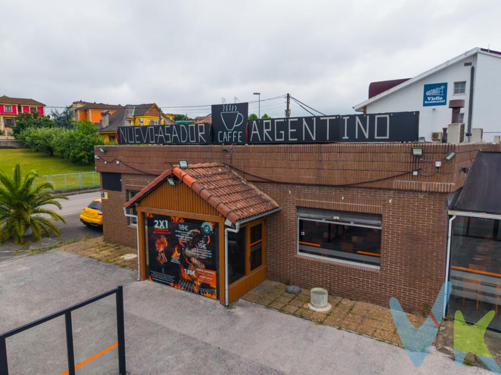 Se presenta una excelente oportunidad de inversión en el corazón de Viella. Se ofrece en venta un amplio local comercial actualmente acondicionado como restaurante, ideal tanto para continuar con la actividad de hostelería como para desarrollar un nuevo proyecto empresarial gracias a su excelente ubicación y versatilidad.El inmueble cuenta con una superficie construida de 531,40 m², ofreciendo un espacio amplio y funcional que permite múltiples posibilidades de distribución y adaptación a diferentes tipos de negocio. Situado en un edificio construido en 1982, dispone de una estructura sólida y bien conservada, lista para iniciar una nueva etapa comercial. Cuenta con su propio aparcamiento privadoEn su interior destaca un amplio y luminoso salón principal, diseñado para proporcionar comodidad a los clientes y optimizar el funcionamiento del establecimiento. La distribución favorece una circulación fluida entre las diferentes zonas, facilitando el trabajo diario y mejorando la experiencia de los usuarios.La cocina profesional está completamente equipada y preparada para desarrollar la actividad de restauración desde el primer momento. Además, el local dispone de espacios de almacenaje, zonas auxiliares y dependencias destinadas a oficina o gestión administrativa, aportando una gran funcionalidad al conjunto.Uno de sus principales atractivos es su ubicación estratégica, en una zona de fácil acceso y muy bien comunicada, con paradas de autobús cercanas y todos los servicios necesarios en el entorno. Esta situación garantiza una excelente visibilidad y un constante tránsito de personas, factores clave para el éxito de cualquier negocio.El inmueble también destaca por su amplitud y por el carácter de sus espacios, que permiten mantener su actual uso como restaurante o adaptarlo fácilmente a nuevas actividades comerciales. Sus dimensiones lo convierten en una opción ideal para restaurante, cafetería, gastrobar, supermercado, gimnasio, clínica, academia, oficinas, centro de formación, comercio o cualquier actividad que requiera un local de gran superficie.Esta propiedad representa una magnífica oportunidad tanto para empresarios como para inversores que buscan un activo con potencial de rentabilidad en una ubicación consolidada. Su combinación de espacio, funcionalidad, visibilidad y posibilidades de adaptación la convierten en una inversión con un gran recorrido.El precio de venta no incluye los gastos e impuestos derivados de la operación. Corresponden al comprador el pago del Impuesto sobre Transmisiones Patrimoniales (ITP), calculado sobre el valor más alto entre el precio de venta y el valor de referencia catastral, así como los honorarios de notaría y registro según aranceles oficiales, teniendo el comprador libertad para elegir notario. Para consultar los porcentajes del ITP en Asturias puede hacerlo a través de la web oficial de servicios tributarios del Principado de Asturias https://sede.tributasenasturias.es/sites/sede/default/es_ES/Que-quiereshacer/Transmisiones-Patrimoniales-y-AJD. Asimismo, el comprador asumirá los gastos de tasación y costes bancarios si precisa hipoteca, junto con unos honorarios de mediación del 2% más IVA, con un minimo de 2.000,00 mas IVA. Por su parte, el vendedor asumirá el pago de la plusvalía municipal y los honorarios de intermediación. Este anuncio es meramente informativo y los interesados tienen derecho a solicitar la documentación adicional del inmueble conforme a la normativa vigente.No deje pasar esta oportunidad de adquirir un local comercial con excelentes características en una de las mejores zonas de Viella. Solicite más información o concierte una visita para descubrir personalmente todo el potencial que ofrece este inmueble y comenzar su próximo proyecto empresarial. 
