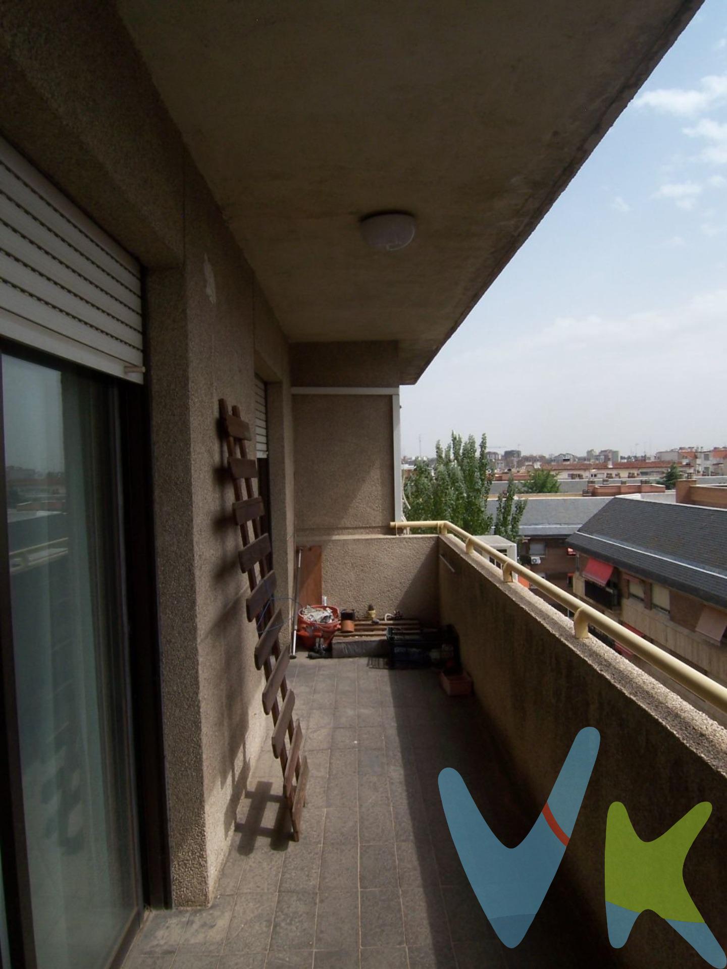 Impresionante piso con terraza (exterior y recorre todo el frontal del piso). DISTRIBUCIÓN: El piso consta de Hall, salón independiente, cocina independiente, 2 dormitorios y 2 baños (1 en suite). MATERIALES: Suelos de parquet, puertas de madera, ventanas de aluminio. Calefacción de Gas Natural. Edificio CON ASCENSOR y conserje físico. La plaza de garaje está incluida en el precio y está en el sótano del edificio. Es un parking en el que caben vehículos todoterrenos, vehículos-Sub, furgonetas, etc. Para visitar, llame directamente al 602255013 (y atenderemos sus dudas e intentaremos amoldarnos a su agenda para visitar). El plano se facilitará en estos próximos días (es orientativo aunque lo ha levantado un técnico). Las fotos no son vinculantes (hay fotos reales y alguna representación de baños y de la posible reforma a llevar a cabo, o por ejemplo, el salón y el dormitorio principal se representan con un ejemplo de mobiliario). Los gastos e impuestos de la compraventa no están incluidos. Ciudad Jardín, El Viso y Nueva España, son barrios que están muy cotizados en el distrito Chamartín. La zona está muy cuidada, muy bien comunicado por transporte público (metro -Cruz del Rayo, Prosperidad- y autobuses) y con muy buen acceso a grandes vías para el vehículo privado. Es una zona con muchos espacios verdes. Este piso estando en una calle señorial y residencial, justo a espaldas del Auditorio Nacional de Música, disfruta de todos los servicios que tiene un barrio consolidado. Además de estar pegado a las oficinas municipales de distrito Chamartín con lo que esto significa de comodidad para los múltiples trámites que se tienen como propietario. Chamartín disfrtuta de los mejores y más completos servicios de los barrios consolidados, pero con clase y distinción, pero sin la masificación turística de otros barrios y distritos de Madrid.