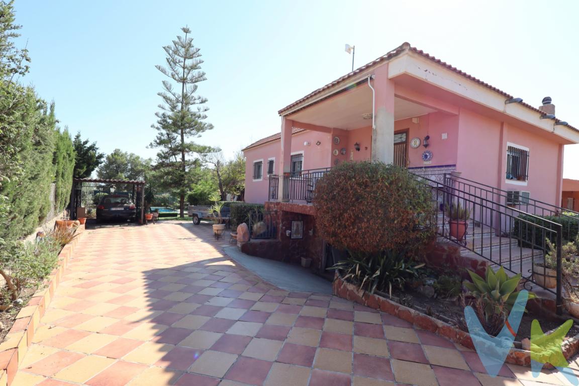  ¿Imaginas despertar cada mañana rodeado de tranquilidad, disfrutar de una piscina privada en verano y reunirte con familiares y amigos en un amplio cenador? Este chalet independiente en la Urbanización Monrabana es mucho más que una vivienda: es el lugar donde crearás los mejores recuerdos. Construido sobre una magnífica parcela de 660 m², esta acogedora vivienda de 113 m² ofrece una distribución cómoda y funcional, perfecta tanto para vivir todo el año como para disfrutarla como segunda residencia. El corazón de la casa es su acogedora cocina-comedor con barra americana, un espacio abierto, luminoso y perfecto para compartir momentos inolvidables. El salón cuenta con una chimenea, ideal para crear un ambiente cálido y acogedor durante los meses de invierno. La vivienda dispone de cuatro amplias habitaciones, perfectas para familias, invitados o incluso para disponer de despacho o zona de ocio, además de un baño de generosas dimensiones. En el exterior encontrarás todo lo necesario para disfrutar al máximo: -Piscina privada para refrescarte en los días más calurosos. -Garaje con espacio para tu vehículo y almacenamiento. -Paellero, imprescindible para disfrutar de la auténtica gastronomía valenciana. -Amplio cenador, ideal para comidas, celebraciones o simplemente relajarte al aire libre. Una gran parcela con múltiples posibilidades para crear jardines, zonas de juego o incluso tu propio huerto. Si buscas una vivienda donde la tranquilidad, el espacio y la calidad de vida sean los protagonistas, esta es una oportunidad que no puedes dejar escapar. Ven a visitarla y descubre por qué este chalet puede convertirse en el hogar con el que siempre has soñado.Por mandato expreso del propietario, comercializamos este inmueble en exclusiva compartida, lo que garantiza el mejor trato y fiabilidad de la negociación, garantizamos un servicio de calidad. Si usted es agente inmobiliario y tiene un cliente para este inmueble, llámenos, estamos encantados de colaborar. La descripción del presente inmueble e imágenes tienen mero carácter informativo y en ningún caso carácter contractual, pudiendo ser modificados por la inmobiliaria sin que ello implique responsabilidad alguna frente a terceros. Agencia Registrada con el Nº 90 en el Registro Obligatorio de Agentes Inmobiliarios de la Comunitat Valenciana. Puede consultar en la web de la GVA.En el precio no están incluidos los gastos, honorarios ni impuestos.