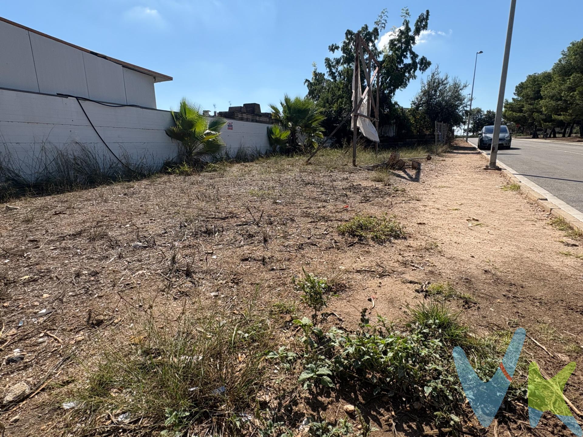 ¡Oportunidad única en Sollana, zona El Romaní!. SUELO URBANO, TRANQUILIDAD Y A UN PASO DE LA CIUDAD . Ya sea para inversión o para quienes sueñan con hacer realidad su proyecto familiar  en un entorno que les permita disfrutar de  la  tranquilidad y la calidad de vida que ofrece vivir a las afueras de la ciudad, pero a un paso de ella. Este es el lugar, ¡Lo has encontrado!. Te presentamos este magnífico suelo URBANO consolidado de 254 M2, en una de las áreas más tranquilas y con mayor proyección de la Ribera Baixa. Situado en El Romaní, pedanía de Sollana, esta parcela urbana ofrece la combinación perfecta entre entorno natural, excelentes comunicaciones y calidad de vida. Su ubicación es privilegiada, ya que se encuentra a tan solo 25 km de Valencia capital y con acceso directo a la AP-7 y la A-38, lo que garantiza una conexión rápida con la ciudad y la costa. Cuenta además con Estación de tren cercana (línea C-1 de Cercanías), ideal para desplazamientos cómodos. Además, la maravilla de un entorno natural incomparable, ya que a pocos minutos se accede al Parque Natural de la Albufera, que como dato curioso, se puede disfrutar de uno de los lugares de más encanto de este maravilloso parque natural, por la belleza y la paz que se respira, y es el Portet de Sollana; por supuesto también, a un paso de hermosas playas de la Comunidad Valenciana. El Solar  se encuentra en una zona con un entorno tranquilo,  e ideal para primera residencia, segunda vivienda o inversión;  con acceso a servicios básicos como transporte,  comercios, centros de salud, colegios, entre otros; y con excelentes espacios e infraestructuras para el ocio y el disfrute como piscina municipal , pabellones deportivos y parques con arbolada y amplios espacios para el descanso y el deporte, y el disfrute familiar. Contáctanos para agendar una visita y comentar todos los detalles urbanísticos de la parcela. Será un gusto atenderte. . La oferta está sujeta a cambios de precio o retirada del mercado sin previo aviso. Este anuncio en su conjunto, incluyendo textos, fotos, imágenes o cualquier otro contenido del mismo, no es vinculante y puede contener errores. Se muestra a título informativo y no contractual. El inmueble está gestionado por un profesional  acreditado en el Registro Obligatorio de Agentes Inmobiliarios de la Comunidad Valenciana, lo que supone las máximas garantías, así como seguridad jurídica en su compraventa.  Por mandato expreso del propietario, comercializamos esta propiedad en exclusiva compartida, lo que garantiza un servicio de calidad, un trato fácil y personalizado, una gran difusión en nuestras redes compartidas y sin interferencias de terceros. Estaremos encantados en ayudarle y atenderle en todo lo referente al inmueble. Si eres un compañero inmobiliario, y tienes un comprador cualificado para esta propiedad, contáctanos que  estaremos encantados en colaborar con la seriedad y honestidad propia de un profesional.  . . . . . . . . . . 