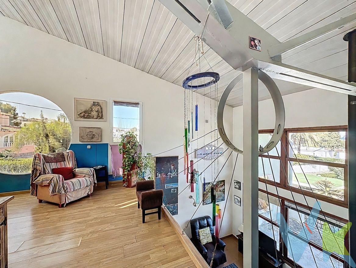 En una de las zonas residenciales más consolidadas de La Pedrera, en Dénia, se encuentra esta vivienda independiente de 369 m² construidos, sobre parcela privada con piscina y vistas abiertas al mar y a la montaña. Una propiedad con personalidad, amplitud y múltiples posibilidades. Planta principal. Salón-comedor amplio y luminoso, cocina independiente, dos dormitorios dobles, baño completo, gran terraza de más de 60 m² junto a la piscina y zona de barbacoa. Desde esta planta se accede a una construcción auxiliar de madera independiente, ideal como estudio, despacho o dormitorio de invitados. Planta superior. Dormitorio principal, baño completo, zona de estudio abierta y terraza privada con vistas abiertas y ligera vista al mar. Un espacio perfecto como suite o zona de trabajo. Planta semisótano (186 m², acceso independiente). Actualmente garaje y espacio auxiliar, con gran potencial para apartamento independiente (previo estudio técnico), zona profesional, gimnasio o área de ocio. Exterior y extras. Piscina privada, diferentes ambientes exteriores, árboles frutales: olivo, nisperero, mandarino, limonero, 2 mangos y 6 naranjos; aljibe de 70.000 litros además de conexión a red municipal, con cerramiento de termoarcilla en las plantas altas, Cubierta con doble aislamiento de lana de roca, aire acondicionado y chimenea. La vivienda ofrece una base estructural muy sólida y una distribución muy interesante. Algunos espacios pueden actualizarse estéticamente para personalizarla y revalorizarla. Ideal para quien busca metros reales, independencia y vistas en una zona residencial consolidada de Dénia. VENTA:. PVP 550.000€. Gastos e impuestos no incluidos en el precio. La compra conlleva impuestos y gastos de formalización para el comprador. A título orientativo se informa que en segundas transmisiones el ITP con carácter general en  Valencia es del 10%, pudiendo existir otros tipos impositivos atendiendo a las circunstancias  personales del comprador u otras circunstancias previstas legalmente. Base imponible del impuesto el mayor valor entre el precio de compraventa, la tasación o el valor de referencia catastral. En cuanto a los gastos de notaría y registro, en su caso,  suelen oscilar aprox; entre 1,5% y 2,5% (aranceles variables según precio, n.º de copias y complejidad). El comprador elige notario. Si el comprador precisase de hipoteca: tasación, condiciones y costes bancarios serán según entidad elegida por el comprador, así como los gastos de gestoría, y cualesquiera otros gastos inherentes a la formalización de la compraventa que legalmente correspondan a la parte compradora, salvo pacto expreso en contrario con el vendedor. El consumidor tiene, conforme a la normativa vigente, a su disposición información y documentación adicional relativa al inmueble y condiciones de la compraventa, que podrá ser consultada en C/Joaquín Costa 4, bajo 46005 Valencia o urbe2@remax.es. Honorarios de mediación inmobiliaria a cargo del VENDEDOR (según acuerdo con el mismo). Se informa al consumidor que la agencia actúa como intermediaria inmobiliaria en la operación, estando cualquier eventual compraventa y sus condiciones sujeta a la aceptación expresa del propietario-vendedor y a la posterior formalización del correspondiente contrato.