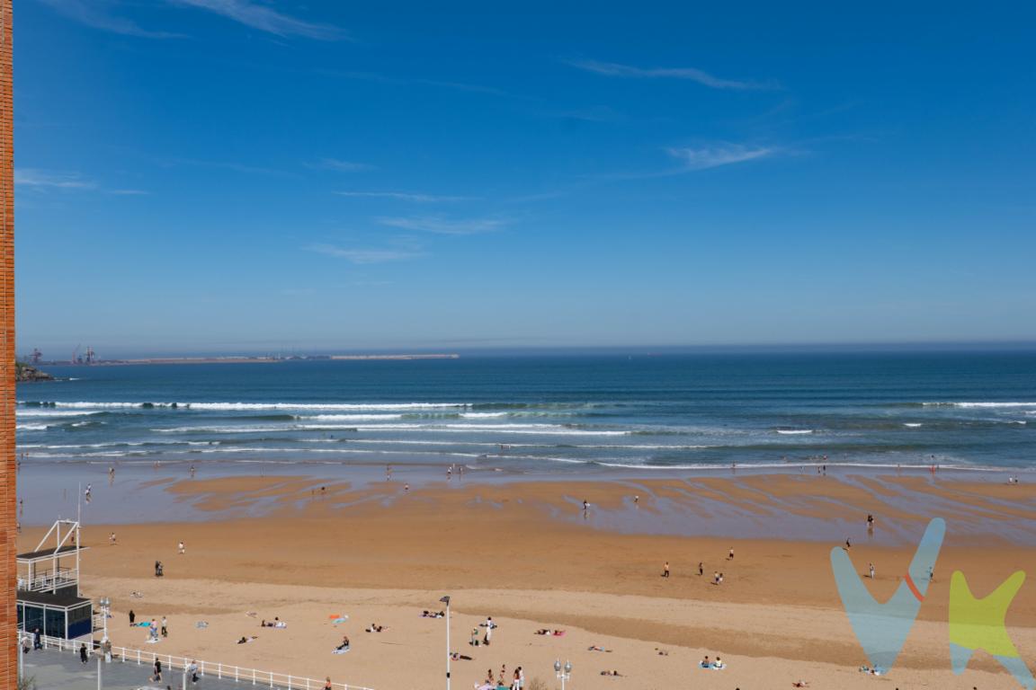 Despertar cada mañana con el Cantábrico frente a ti no es solo una imagen, es una forma de vivir. Sentir la luz entrar, mirar al horizonte y saber que el mar forma parte de tu día a día.Este piso con altura, en el barrio de La Arena, reúne luz y una ubicación privilegiada a un paso de la playa de San Lorenzo, en una de las zonas más valoradas de Gijón. Un entorno donde todo está cerca y donde la vida se disfruta de otra manera.Sus dos habitaciones ofrecen el equilibrio perfecto entre descanso y día a día, con una distribución cómoda y funcional que se adapta a diferentes estilos de vida. Mientras tanto, las vistas abiertas al mar aportan una sensación difícil de explicar y aún más difícil de olvidar.Un hogar donde el horizonte forma parte de la casa y donde Gijón no solo se ve, sino que se vive con los cinco sentidos. En las últimas fotografías de este anuncio podrás descubrir una propuesta de reforma realizada mediante home staging virtual con inteligencia artificial, que muestra cómo podría transformarse esta vivienda tras una actualización estética.Se informa a los interesados que el precio de venta indicado no comprende los honorarios al comprador de la agencia inmobiliaria, el Impuesto de Transmisiones Patrimoniales (ITP) ni los gastos asociados a la compraventa (notaría, registro de la propiedad y otros)  