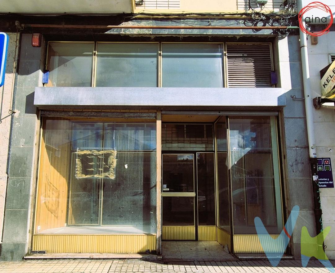 ¡¡AQUI TU NEGOCIO!! En San Juan , frente a la iglesia de la Asunción, en una zona despejada de transito y con visibilidad. .En un local luminoso con escaparate visible, forma regular y sencilla, versátil para cualquier negocio. .En la actual distribución cuenta con zona de atención al público, almacén, oficina y baño en la planta baja y en entreplanta legalizada, espacio diáfano con luz natural y altura de techos suficiente. .En la calle todos los locales están abiertos y en la zona hay mucho dinamismo comercial. .Visualiza tu negocio en esta estupenda ubicación. .¡Llama ya y ven a visitarlo !