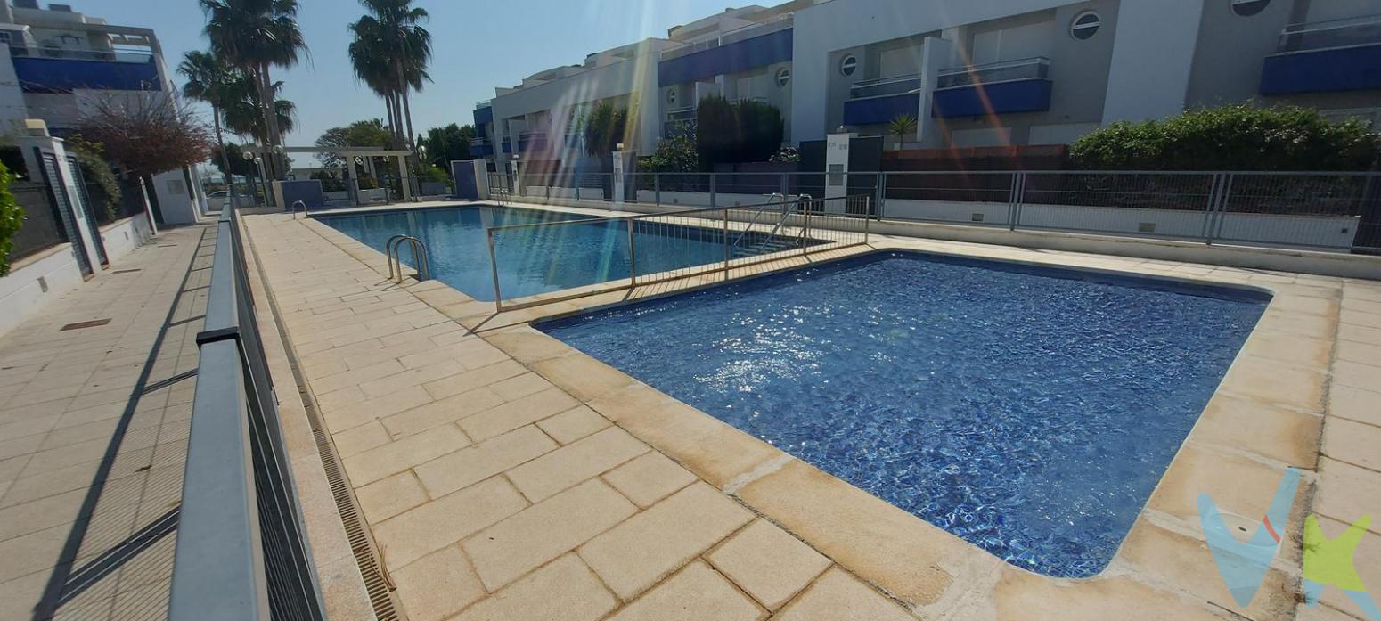 Exclusivo adosado seminuevo junto al mar en Playa de Casablanca, AlmenaraDescubre esta magnífica vivienda adosada del año 2009, seminueva y en excelente estado, ubicada en una de las zonas más agradables y valoradas de Playa de Casablanca, Almenara, dentro de una urbanización cerrada con completas zonas comunes y acceso directo a la playa.La vivienda cuenta con 191 m² construidos, distribuidos de forma muy cómoda y funcional, pensados tanto para disfrutar de unas vacaciones perfectas como para vivir durante todo el año. Dispone de 4 habitaciones, con una distribución ideal: 3 dormitorios en la primera planta . Además, ofrece 2 baños completos y 1 aseo, aportando comodidad y practicidad para toda la familia.En la planta principal encontramos una cocina independiente y un amplísimo salón-comedor, muy luminoso, con salida directa a las terrazas traseras, creando un espacio perfecto para relajarse, reunirse con familia y amigos o disfrutar del aire libre en cualquier época del año. La vivienda también dispone de espacio dentro de la propia parcela para aparcar el coche, un valor añadido muy importante en una zona de playa.Uno de sus grandes atractivos es su excelente orientación Este-Oeste, considerada una de las mejores, ya que garantiza luz natural durante todo el día y una ventilación cruzada ideal. A esto se suman sus amplias terrazas delanteras, traseras y en la planta segunda, que multiplican las posibilidades de disfrute exterior y convierten esta casa en una vivienda especialmente luminosa, abierta y agradable.La ubicación es sencillamente privilegiada: con acceso desde avenida principal, vistas despejadas a la marjal, rodeada de naturaleza y con la playa a solo un minuto a pie. Un entorno donde se combina la tranquilidad, la amplitud visual y la cercanía al mar, algo cada vez más difícil de encontrar.La urbanización ofrece unas zonas comunes excepcionales para toda la familia, con 2 piscinas comunitarias, para adultos y niños, zona de juegos infantiles y pista de pádel, en un recinto privado y cuidado que aporta seguridad, comodidad y calidad de vida.Se trata de una propiedad ideal tanto como segunda residencia para vacaciones como para residir todo el año, algo que demuestra el hecho de que aproximadamente la mitad de las viviendas de la urbanización están habitadas de forma habitual.Una vivienda amplia, luminosa, junto al mar y en un entorno natural privilegiado. Una oportunidad perfecta para quienes buscan calidad de vida, tranquilidad y playa sin renunciar al confort.