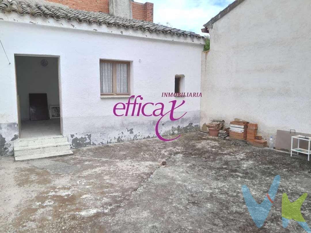 Se vende casa antigua muy amplia en el centro de la localidad de Burujón, a 50 metros de la plaza del ayuntamiento. Está formada por una sola planta distribuyéndose interiormente en varias estancias. 
Dispone de 4 habitaciones, cocina, baño, garaje con habitación anexada y patio interior.
Tiene mucho potencial para reformar o para construir viviendas en altura.
Buena ocasión para invertir en la zona y estar bien situados para el futuro inmediato.
La compra de este inmueble conlleva un servicio de formalización y gestión de la compraventa para el comprador, cuyo coste no esta incluido en el precio publicado.
Se le informara de todos los gastos asociados a la compraventa antes de la reserva para que usted compre con la maxima seguridad, tranquilidad y transparencia.