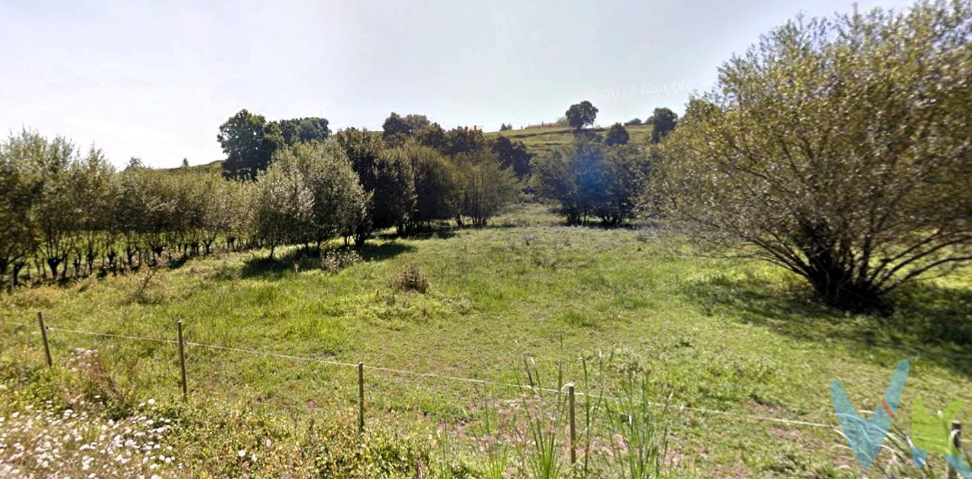 Se vende finca rústica  situada en Oruña de Piélagos, en un entorno natural privilegiado y con excelente comunicación gracias a su fácil acceso desde carretera. La localidad disfruta de una ubicación estratégica entre Santander y Torrelavega, con buenas conexiones por la N-611 y la A-67. La finca está completamente vallada y cuenta con un riachuelo que la atraviesa, aportando un gran valor paisajístico y un entorno ideal para quienes buscan tranquilidad, naturaleza y disfrute al aire libre. Características principales:. • Totalmente vallada. • Riachuelo dentro de la finca. • Fácil acceso desde carretera. • Entorno natural y tranquilo. • Ideal para uso recreativo, agrícola, ganadero o disfrute de la naturaleza. • Finca rústica no edificable. • Zona inundable según la normativa vigente. Una excelente oportunidad para quienes desean disponer de un espacio natural propio en una de las zonas más atractivas del municipio de Piélagos. Los impuestos, gatos de notaría y registro no están incluidos en el precio.