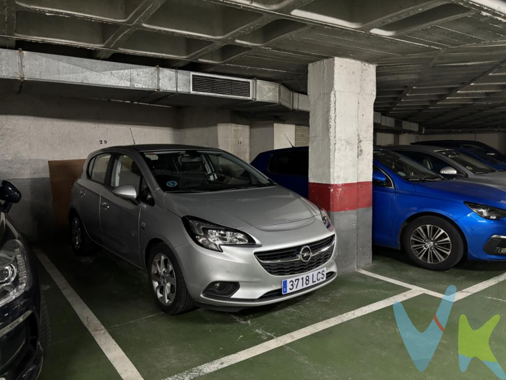 Ponemos en venta una muy buena plaza de garaje en la calle Cura Sama 4, entre la Plaza San Miguel y la calle Marqués de Casa Valdés, una de las zonas más demandadas de Gijón. La plaza de garaje se encuentra ubicada en el sótano -2 del garaje, con muy buen acceso por rampa y amplias zonas de maniobra. La plaza tiene 4,74 metros de largo y 2,69 metros de ancho máximo.Actualmente se encuentra alquilada en 100  mensuales y se podría mantener el inquilino o bien comprarla sin inquilino si es para uso propio.Gastos e impuestos no incluidos en el precio. En segundas transmisiones, el comprador abona el ITP (porcentajes en Asturias: https://sede.tributasenasturias.es/sites/sede/default/es_ES/Que-quieres-hacer/Transmisiones-Patrimoniales-y-AJD), calculado sobre el mayor valor entre precio, tasación o valor de referencia catastral. Notaría y registro según aranceles variables; el comprador elige notario. El vendedor asume la plusvalía municipal; el resto de gastos (incluida hipoteca: tasación, costes bancarios, gestoría y formalización) son del comprador.Honorarios: intermediación a cargo del vendedor; mediación a cargo del comprador del 2% + IVA, mínimo 2.000  + IVA.El consumidor puede solicitar información y documentación adicional en la sede física o por correo electrónico de la Agencia (contacto en la web). La agencia actúa solo como intermediaria; toda compraventa queda sujeta a la aceptación expresa del vendedor y a la formalización del contrato. Anuncio meramente informativo: los datos corresponden a la fecha de publicación y pueden variar por actualizaciones legales, contractuales o fiscales.  