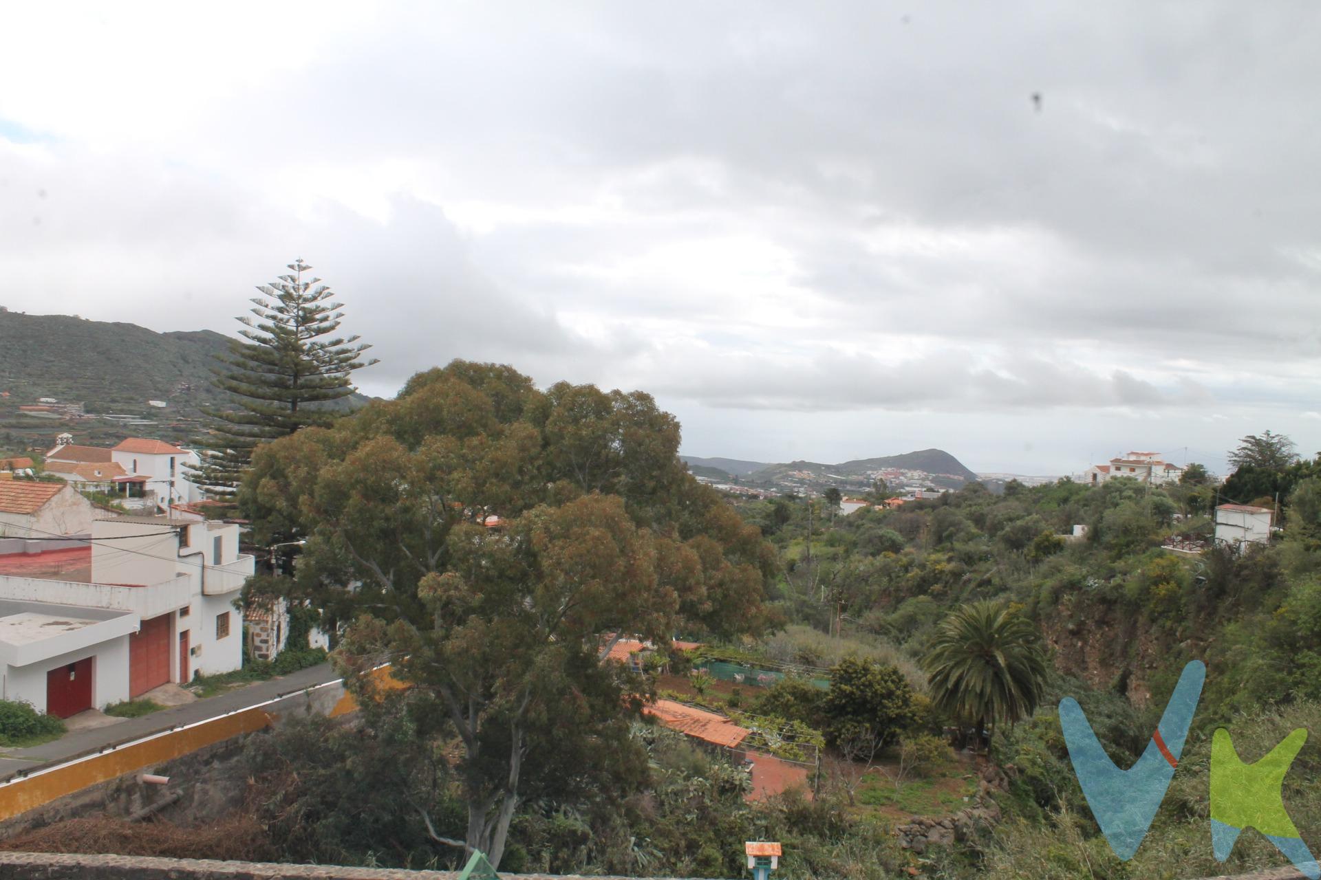 Descubre esta excepcional propiedad ubicada en Tenteniguada de Valsequillo, ideal para quienes buscan tranquilidad y desconexión del bullicio urbano. . Esta amplia vivienda es perfecta tanto como inversión por su amplitud como para vivir varias familias. Con una superficie construida total de 393 m2, la planta baja cuenta con un garaje espacioso de 88 m2 y una acogedora vivienda familiar que incluye dos dormitorios amplios, vestidor, baño completo y luminoso  y salón junto a  una cocina independiente. . En la primera planta se distribuyen dos viviendas: una completamente equipada  con 2 dormitorios , vestidor, cocina, despensa, salón y baño e incluso otra unidad sin acabados listos para personalizar según tus deseos; además disfrutarás desde el gran balcón vistas privilegiadas al entorno natural e incluso al mar. La azotea ofrece espacio adicional gracias a su cuarto pileta de aproximadamente 13 m2 y terraza transitable perfectas para aprovechar los días soleados. . Todo esto en un ambiente sereno cerca de servicios esenciales que aseguran comodidad diaria.  ¿Concertamos una visita?