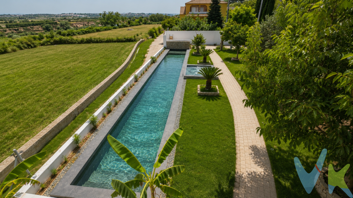  ¡Descubre la casa de tus sueños en Riba-roja de Túria! Ofrecemos esta espectacular vivienda independiente a la venta, un lugar donde el confort y la elegancia se fusionan en un entorno tranquilo y bien comunicado. Esta propiedad es ideal para quienes buscan un hogar espacioso y moderno, con todas las comodidades necesarias para disfrutar de una vida plena.La casa, construida en el año 2009, se asienta sobre una parcela de 688 metros cuadrados. Se distribuye en amplias y luminosas estancias que garantizan el confort de toda la familia. Cuenta con cuatro habitaciones diseñadas para brindar un descanso placentero, cada una con espacio suficiente para personalizar al gusto de sus habitantes.Pensada para el disfrute y la convivencia, esta vivienda ofrece un gran salón-comedor que se convierte en el corazón del hogar. La cocina, moderna y funcional, está equipada para facilitar el día a día, permitiendo preparar deliciosas comidas para compartir con los seres queridos. El diseño de este hogar prioriza la comodidad y el buen gusto, permitiendo una experiencia habitacional única.El exterior de la propiedad no se queda atrás, regalando un espacio verde que invita al relax y a revitalizar los sentidos. Posee una preciosa zona ajardinada, ideal para disfrutar de las tardes al aire libre. La magnífica piscina de 20 metros por 2.5 metros con sus aguas cristalinas , clorador salino , iluminación leds, jacuzzi con 22 boquillas soplantes, preinstalación de cascada y bomba de calor , piscina espejo con vaso de compensación, promete refrescar los días calurosos y convertirse en el lugar preferido durante el verano.Para aquellos que necesitan de la movilidad diaria, la ubicación de la casa es inmejorable. Está situada a 3 minutos de la parada de autobús gratuito que le llevara a la parada de metro de Ribarroja y de diversas líneas de autobús, facilitando el acceso a todas las comodidades urbanas que ofrece la ciudad. Sin duda, las conexiones de transporte hacen de esta casa una elección perfecta para quienes necesitan mantenerse bien comunicados.Además, el inmueble cuenta con un garaje amplio, proporcionando espacio más que suficiente para aparcar vehículos de manera segura y cómoda. El garaje es un valor añadido para maximizar la seguridad y accesibilidad de la propiedad. Más trastero y bodega.La casa está equipada con sistemas modernos de alcantarillado, asegurando un servicio eficiente y eco-amigable. La atención al detalle y la calidad de las instalaciones son evidentes en cada rincón de este hogar, reflejando una construcción sólida y bien mantenida a lo largo de los años.Riba-roja de Túria es un lugar que ofrece un ambiente tranquilo y residencial, perfecto para quienes buscan desconectar del bullicio urbano, sin renunciar a comodidades ni facilidades.No dejes pasar la oportunidad de conocer esta maravillosa casa, donde cada espacio está diseñado pensando en el bienestar y confort de sus habitantes. No solo es un lugar para vivir, es el espacio donde tus sueños pueden hacerse realidad. Para más información o concertar una visita, no dudes en ponerte en contacto. Te esperamos para mostrártela en una visita que no olvidarás. Tu nuevo hogar te está esperando.VENTA: PVP 832.000.  Gastos e impuestos no incluidos en el precio. La compra conlleva impuestos y gastos de formalización para el comprador. A título orientativo se informa que en segundas transmisiones el  ITP  con carácter general en  Valencia  es del  9%, pudiendo existir otros tipos impositivos atendiendo a  las circunstancias  personales del comprador u otras circunstancias previstas legalmente. Base imponible del impuesto el mayor valor entre el precio de compraventa, la tasación o el valor de referencia catastral. En cuanto a los gastos de  notaría y registro, en su caso,  suelen oscilar aprox; entre 1,5% y 2,5% (aranceles variables según precio, n.º de copias y complejidad). El comprador elige notario. Si el comprador precisase de  hipoteca: tasación, condiciones y costes bancarios serán según entidad elegida por el comprador, así como los gastos de gestoría, y cualesquiera otros gastos inherentes a la formalización de la compraventa que legalmente correspondan a la parte compradora, salvo pacto expreso en contrario con el vendedor. El consumidor tiene,  conforme a la normativa vigente, a su disposición información y documentación adicional relativa al inmueble y condiciones de la compraventa, que podrá ser consultada en Carretera Vilamarxant 116 bajo 46190 Riba-roja de Túria Valencia . Honorarios de mediación inmobiliaria a cargo del  COMPRADOR: (3% del precio final de venta más IVA (21%), salvo otro pacto.); y  de VENDEDOR (según acuerdo con el mismo).  Se informa al consumidor que la agencia actúa como intermediaria inmobiliaria en la operación, estando cualquier eventual compraventa y sus condiciones sujeta a la aceptación expresa del propietario-vendedor y a la posterior formalización del correspondiente contrato.Agencia Registrada con número de RAICC 0996.