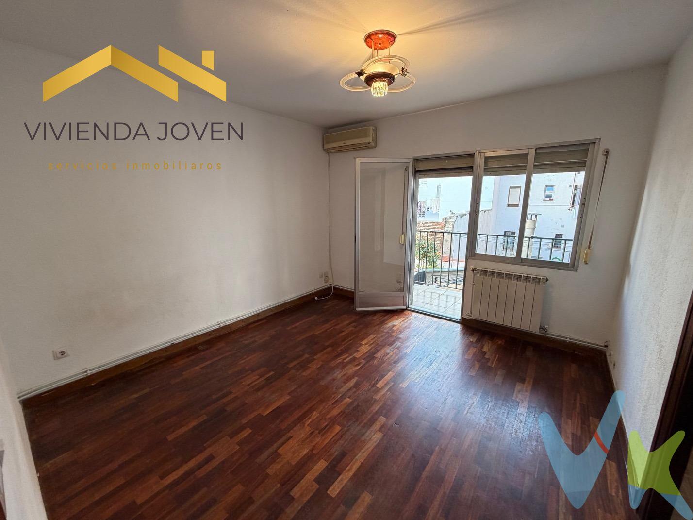 Piso 3 dormitorios con terraza | Luminoso | Rentabilidad potencial | Zona Quintana–Ascao. Ubicación: Calle Vital Aza – Distrito Ciudad Lineal, Madrid. Conexiones: Metro Quintana (L5) a 6 min | Ascao (L7) a 4 min. Activo ideal para inversión o primera vivienda. Vivienda exterior en esquina, 2ª planta (edificio de 4 alturas), con excelente entrada de luz natural y orientación abierta a gran patio interior, lo que garantiza silencio real (sin tráfico, semáforos ni actividad nocturna). Distribución eficiente:. Hall de entrada. Salón independiente con salida a terraza. Cocina independiente. 3 dormitorios. 1 baño. Superficie bien aprovechada, techos altos y ventilación cruzada. Terraza abierta – Valor diferencial. Terraza exterior al aire libre (no acristalada) con espacio suficiente para mesa y sillas. Elemento clave tanto para demanda de alquiler como para revalorización futura. Estado y potencial de mejora. Se entrega vacía, salvo cocina (muebles altos y bajos, encimeras) y baño. Dos estancias con suelo de sintasol → facilita reforma con menor coste de demolición. Configuración óptima para:. Actualización estética rápida (flip inmobiliario). Optimización para alquiler por habitaciones. Revalorización mediante reforma ligera. Instalaciones. Calefacción individual por gas natural. Aire acondicionado (bomba frío/calor) en salón. Sistema de alarma. Edificio de fachada de ladrillo. Sin ascensor (impacto positivo en IBI y gastos comunitarios). IBI 2025: 229 € → fiscalidad muy contenida. Entorno consolidado. Zona central de Ciudad Lineal, entre Hermanos García Noblejas y Arturo Soria. Área totalmente consolidada con:. Comercios de proximidad y supermercados. Centros educativos. Transporte público en la misma calle. Conexión rápida con barrio de Salamanca y centro de Madrid. Acceso directo a grandes vías. Demanda estable tanto en compra como en alquiler. Condiciones:. Las imágenes y plano no son vinculantes. Gastos e impuestos de compraventa no incluidos. Si estás interesado en saber más o quieres preguntarnos alguna duda respecto a esta casa. llámanos y estaremos encantados de atenderte. 📞 Visitas y consultas: 602 255 013 (Juan José)