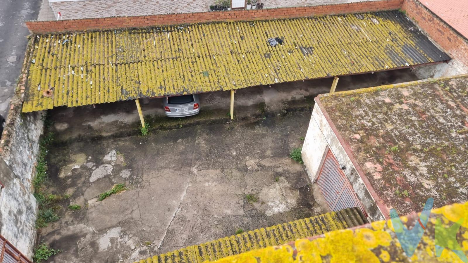 SOLAR EN CALLE PEDRERAS ACONDICIONADO COMO ZONA DE APARCAMIENTO. ¿Buscas una inversión útil o necesitas espacio para varios vehículos en el centro de La Línea? Este solar es justo lo que estabas esperando. Ubicado en una zona bien comunicada, este terreno ha sido acondicionado para el aparcamiento de varios coches. Dispone de acceso directo desde la calle, entrada amplia para maniobrar sin dificultad y superficie compactada, ideal tanto para uso privado como para explotarlo como zona de estacionamiento. Gracias a las recientes mejoras en la red de abastecimiento y saneamiento de la zona, se trata de una parcela libre de riesgos técnicos, con entorno urbano consolidado y todos los servicios a mano. Una opción práctica, con buena visibilidad y potencial de rentabilidad inmediata. Gastos de la compraventa y honorarios de la agencia NO incluidos.