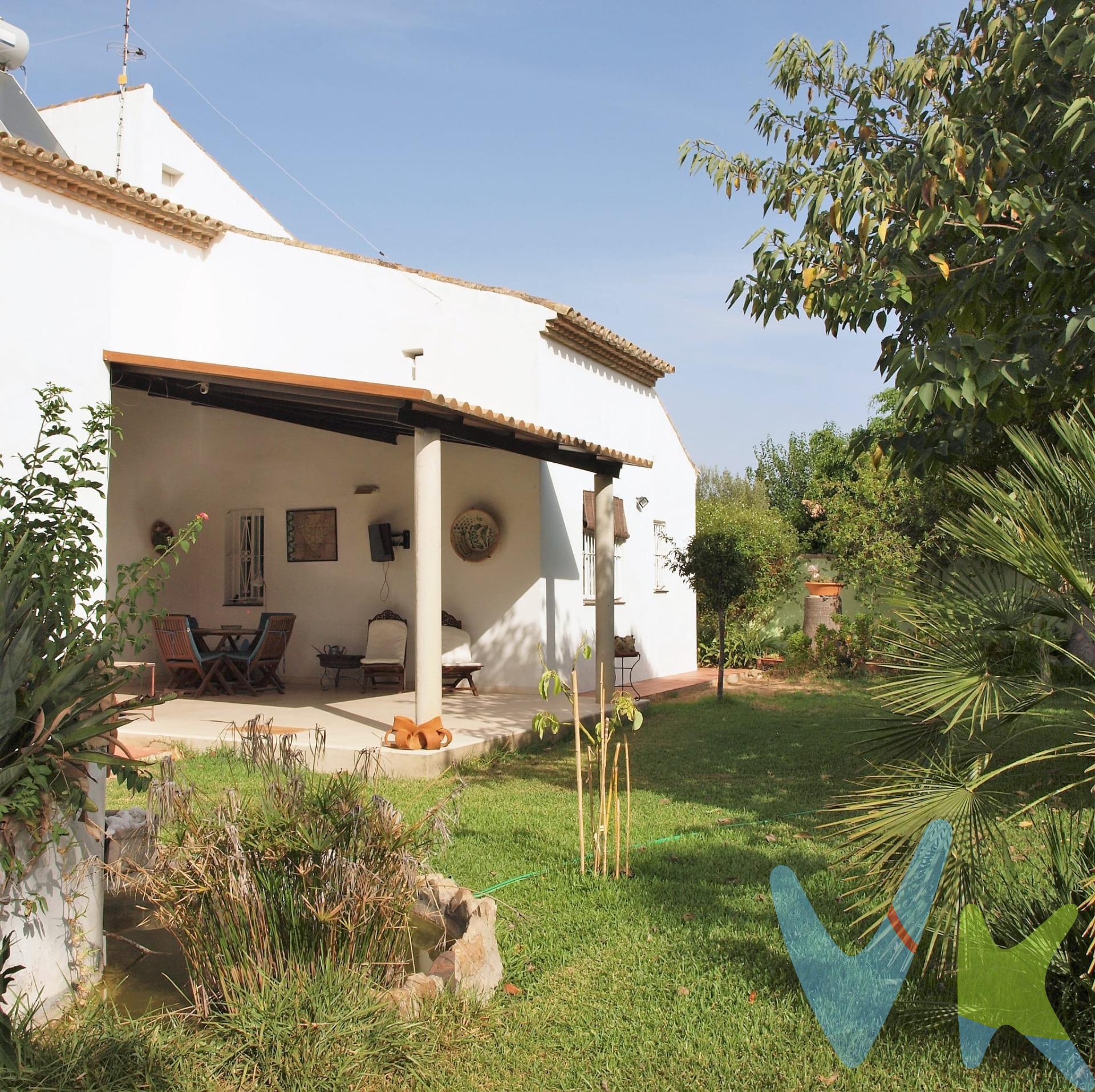 🏡 Un hogar lleno de encanto, luz y naturaleza en un enclave único. Bienvenido a este precioso chalet independiente de inspiración andaluza, donde la calidez, la luz y el entorno natural se unen para crear un hogar único. Con 209 m² construidos sobre una parcela de 500 m², cada rincón ha sido pensado para disfrutar de la vida con comodidad y emoción. 🌞 Luz y orientación perfecta:. Disfruta de la luz natural desde el amanecer hasta el atardecer:. 	•	El salón, porche y terraza del dormitorio principal están orientados al sur, bañándose de sol durante todo el día. 	•	La cocina, entrada y uno de los dormitorios de la planta superior miran al este, recibiendo el cálido sol de la mañana. 🌿 Un exterior que enamora:. 	•	Amplio jardín con césped natural, frutales y una coqueta fuente que añade frescura y tranquilidad. 	•	Porche cubierto de 30,30 m², perfecto para desayunar al sol o disfrutar de veladas al aire libre. 	•	Terraza privada en el dormitorio principal, un rincón íntimo para contemplar los atardeceres. 🏠 Un interior con alma:. 	•	Amplio salón-comedor de 41,92 m², luminoso y acogedor, con acceso directo al porche. 	•	Cocina funcional, que sorprende con sus puertas de estilo indio, talladas en madera, un toque exótico y lleno de personalidad. 	•	Dormitorio principal con acceso directo a una terraza soleada y privada. 	•	Buhardilla de madera, perfecta como zona de juegos, lectura o rincón creativo. 	•	Baños con encanto andaluz, decorados en blanco y azul, que evocan tradición y frescura. 📍 Ubicación inmejorable:. Este hogar se encuentra en un enclave privilegiado:. ✅ A pocos metros del Parque Natural, ideal para paseos, deporte y desconexión. ✅ Junto al tranvía y la parada de bus, que te conecta en minutos con la ciudad y Cádiz y Chiclana. ✅ A la entrada de la ciudad, con todos los servicios a tu alcance y fácil acceso. 🌟 Extras que marcan la diferencia:. ✅ Orientación sur y este: luz natural y calidez todo el día. ✅ Jardín y porche ideales para disfrutar en familia. ✅ Cocina única, con encanto y carácter. ✅ Ubicación privilegiada, naturaleza y ciudad en un solo lugar. ✅ Posibilidad de dividir la vivienda en dos chalets pareados, cumpliendo la normativa municipal, ofreciendo una excelente opción tanto para familias como para inversores. Este no es solo un chalet. Es un hogar para vivir emociones, crear recuerdos y disfrutar de la vida. Ven a descubrirlo y déjate enamorar. 📞 Llámanos y agenda tu visita. Este hogar está esperando por ti.