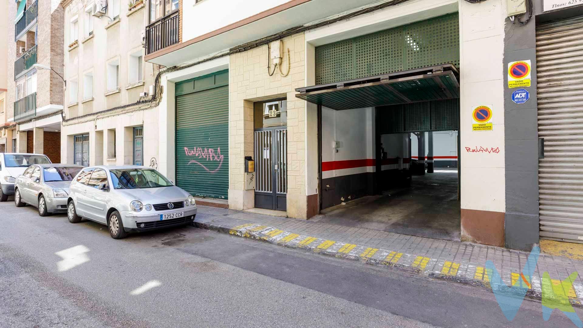 Si eres un profesional que busca la combinación perfecta entre espacio de trabajo y almacenamiento, tenemos la solución ideal para ti. En plena Calle Conde de la Viñaza, te ofrecemos una plaza de garaje independiente del resto del parking, con  20 metros cuadrados de plaza . Pero eso no es todo; esta plaza está conectada físicamente a un local comercial contiguo que cuenta con otros 32 metros ideales para tus necesidades laborales o como trastero adicional.  Imagina tener tu vehículo siempre protegido al mismo tiempo que cuentas con el espacio necesario para desarrollar tu proyecto sin limitaciones ni preocupaciones por el almacenaje. No pierdas más tiempo buscando soluciones separadas; aquí tienes lo mejor reunido bajo un solo techo. Para obtener más información sobre este exclusivo inmueble o concertar una visita personalizada donde podrás apreciar todas sus ventajas in situ, ¡no dudes en llamarnos! Tu nuevo lugar está esperando ser descubierto.