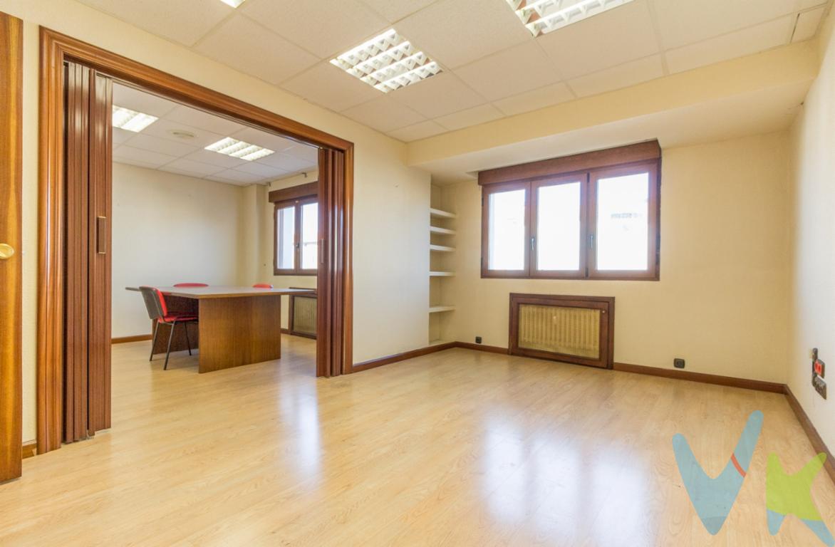 Oportunidad de adquirir en pleno centro de Aviles piso de oficinas con mucha claridad, cuartos de baño en el mismo piso posibilidad de poner recepción y muchas divisiones posibles para oficinas independientes, sala de reuniones... o ponerlas todas comunicadas. Posee terraza a la calle principal y ascensor. Se venden 115 m2 pero se puede adquirir si desea 160 m2 de oficinas.