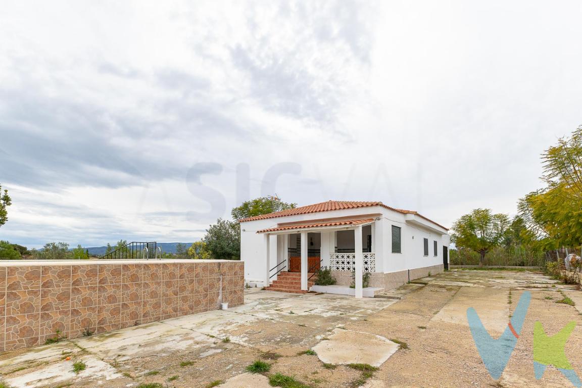 ? Chalet en suelo rústico con piscina y gran parcela en entorno tranquilo de Montserrat. Si buscas tranquilidad, espacio exterior y un lugar donde disfrutar del aire libre con familia y amigos, este chalet puede ser tu oportunidad. Ubicado en una zona residencial tranquila de Montserrat, a pocos minutos del núcleo urbano, donde encontrarás supermercados, colegios, restaurantes y transporte público.La vivienda se sitúa sobre una amplia parcela de aproximadamente 912 m², ideal para quienes desean disfrutar de la naturaleza, cultivar su propio huerto o simplemente disponer de un gran espacio exterior. El chalet cuenta con 124 m² construidos, con una distribución cómoda y funcional: (EL CHALET ESTÁ DECLARADO EN ESCRITURA)- 1 baño completo con ducha- Cocina independiente equipada- Amplio salón comedor con chimenea, muy acogedor, con salida directa al porche- 4 habitaciones (tres dobles y una sencilla) En la parte exterior encontramos un agradable porche cubierto, perfecto para disfrutar tanto en verano como en invierno.La parcela dispone además de numerosos espacios para el ocio y el disfrute al aire libre:- Amplio espacio exterior para diferentes usos- Trastero- Zona de aparcamiento para varios vehículos- Zona de huerto y árboles frutales- Paellero/barbacoa, ideal para reuniones con familia y amigos- Piscina privada de aproximadamente 7 x 5 metros con depuradora Entre sus características adicionales destacan:- Fosa séptica- Suministro eléctrico dado de alta- Ventanas de aluminio- Calefacción mediante bomba de calor- Aire acondicionado Una vivienda perfecta tanto para escapadas de fin de semana como para quienes desean establecer su residencia en un entorno tranquilo, rodeado de naturaleza y con fácil acceso al municipio. Condiciones económicas y legalesPVP: 150.000 EURGastos e impuestos no incluidos en el precio. La compra conlleva impuestos y gastos de formalización para el comprador.En las segundas o posteriores transmisiones, el Impuesto de Transmisiones Patrimoniales (ITP) se liquidará conforme a la normativa vigente de la Comunitat Valenciana. Con carácter general, el tipo aplicable es del 10%, sin perjuicio de la aplicación de tipos reducidos del 8%, 6% o 3%/4% cuando concurran los requisitos legalmente establecidos para ello.La compraventa se realizará con gastos según ley, por lo que los gastos de notaría y registro de la propiedad serán asumidos conforme a lo dispuesto en la normativa aplicable. A título orientativo, dichos gastos, según aranceles oficiales, pueden situarse aproximadamente entre 400 EUR y 800 EUR, dependiendo del precio final y de las circunstancias de la operación.Honorarios de intermediación inmobiliaria no incluidos en el precio: 4 % más IVA sobre el precio final de venta.Se informa al consumidor que la agencia actúa como intermediaria inmobiliaria en la operación, estando cualquier eventual compraventa y sus condiciones sujeta a la aceptación expresa del propietario o vendedor y a la posterior formalización del correspondiente contrato de arras.El consumidor tiene, conforme a la normativa vigente, a su disposición información y documentación adicional relativa al inmueble, pudiendo consultarla en la agencia inmobiliaria.La información contenida en este anuncio tiene carácter meramente informativo y no contractual, pudiendo estar sujeta a errores u omisiones involuntarias. 