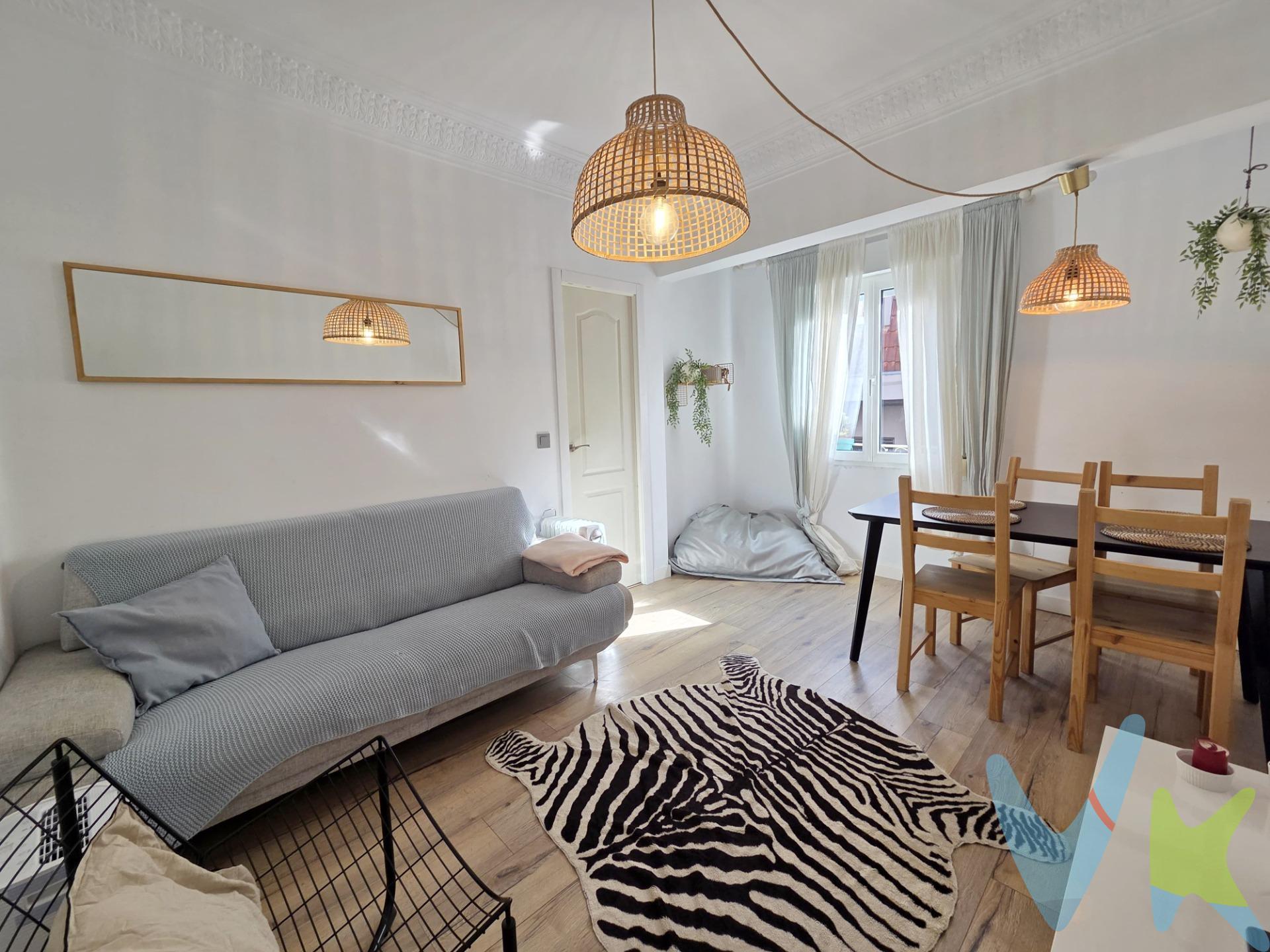 Si eres urbanita, esta vivienda te encantará. Descubre este ATRACTIVO PISO ubicado en pleno CENTRO de la ciudad, a tan solo 5 minutos andando del Paseo Pereda y aún en zona llana, este espléndido piso es una opción ideal tanto para inversores como para quienes buscan un nuevo hogar o segunda residencia. Cuenta con una superficie de 73 m² bien distribuidos, donde sentirás una sensación de COMODIDAD y AMPLITUD, gracias también a su orientación este-oeste, con sol durante todo el día, a su altura (cuarta planta- sin ascensor) y a sus techos altos, que refuerzan además su LUMINOSIDAD. La vivienda ofrece 3 HABITACIONES DOBLES, para adaptarse a diversas necesidades familiares o de negocio, una amplia zona de SALÓN-COMEDOR, muy agradable, con sol de tarde, COCINA INDEPENDIENTE y totalmente equipadas así como El BAÑO está también renovado. . Es un piso listo para ser disfrutado o rentabilizado DESDE EL PRIMER DÍA si no te apetece, no se requiere ninguna reforma gracias a su buena conservación – simplemente entrar a vivir. . Las VENTANAS DOBLES aislantes aseguran un ambiente tranquilo sin renunciar a la conexión con el bullicio urbano propio del centro y de la zona; además, disfrutarás del confort que ofrece un edificio construido en HORMIGÓN. Una INVERSIÓN segura gracias a su ubicación y estado actual, no te lo pierdas. Contacta con nosotros para más información y visitas. *Impuestos y gastos de notaría y registro no se incluyen en el precio de venta