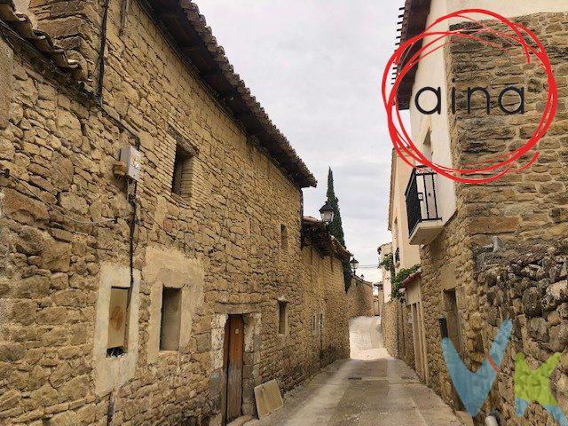 CASA DE PIEDARA EN EL CASCO HISTÓRICO-MEDIEVAL DE AIBAR. TOTALMENTE PARA REFORMAR. TEJADO REHABILITADO. 2 PLANTAS DE 100M2 CADA UNA + ENTRECUBIERTA DE 84M2. ENTRADA POR 2 CALLES. EL PUEBLO ESTÁ A 30 MIN DE PAMPLONA Y 10 MIN DE SANGÜESA, CUENTA CON TODOS LOS SERVICIOS (CENTRO DE SALUD, COLEGIO, TIENDAS, TRANSPORTE PÚBLICO..). ¡SI QUIERES MÁS INFORMACIÓN LLÁMANOS!