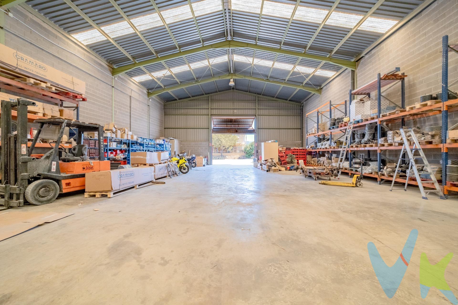 Mocadi Real Estate nos informa que en el mercado industrial existen activos que destacan por sus características, y otros que lo hacen por su ubicación. En este caso, ambas cualidades se unen para ofrecer una oportunidad excepcional en uno de los enclaves industriales con mayor actividad y proyección de la provincia de Castellón. Esta nave industrial se encuentra en pleno corazón del clúster cerámico de Onda, rodeada por empresas de referencia internacional y dentro de un entorno empresarial altamente consolidado. Una localización estratégica que permite optimizar la logística, reducir tiempos de transporte y operar desde uno de los principales centros productivos del sector cerámico europeo. Con una superficie construida de 879 m² sobre una parcela aproximada de 1.080 m², el inmueble ofrece una distribución completamente diáfana que maximiza la eficiencia operativa y permite adaptar el espacio a una amplia variedad de actividades industriales, logísticas o de almacenamiento. Uno de sus principales valores diferenciales son sus dos patios privados, delantero y trasero, que suman aproximadamente 200 m². Un elemento cada vez más difícil de encontrar y especialmente valorado por empresas que necesitan zonas independientes para carga y descarga, almacenamiento exterior, estacionamiento o maniobra de vehículos industriales. La nave dispone de una altura libre aproximada de 6,10 metros, una dimensión óptima para sistemas de almacenaje convencional, además de una amplia fachada, acceso para tráileres y una calle de excelentes dimensiones que facilita las maniobras de vehículos pesados sin limitaciones. Un inmueble diseñado para aportar eficiencia. Su configuración permite una implantación rápida de la actividad con una inversión mínima de adaptación, siendo especialmente adecuada para empresas de:. * Industria cerámica. * Distribución y logística. * Almacenamiento. * Comercio mayorista. * Empresas auxiliares de producción. * Talleres industriales. * Operadores de transporte. La flexibilidad de sus espacios convierte este inmueble en una solución versátil tanto para uso propio como para proyectos de inversión patrimonial. Una ubicación que marca la diferencia. Pocas zonas industriales de la provincia concentran tanta actividad económica como Onda. Su cercanía a las principales industrias cerámicas, junto con las excelentes conexiones por carretera hacia Castellón, Vila-real, Alcora, Valencia y el Corredor Mediterráneo, convierten esta ubicación en una apuesta segura para empresas que priorizan la eficiencia logística y la proximidad a sus clientes y proveedores. La disponibilidad de naves de estas dimensiones, con patios privados y acceso para vehículos pesados, es cada vez más reducida, lo que aporta un importante valor añadido al activo y un elevado interés tanto para usuarios finales como para inversores. Características principales. • 879 m² construidos. • Parcela aproximada de 1.080 m². • Nave completamente diáfana. • Dos patios privados (delantero y trasero) de aproximadamente 200 m² en conjunto. • Acceso para tráileres. • Altura libre aproximada de 6,10 metros. • Amplia fachada. • Excelente maniobrabilidad para vehículos industriales. • Entorno industrial consolidado. • Ubicación estratégica dentro del clúster cerámico de Onda. Más que una nave industrial, una oportunidad para posicionar su empresa en uno de los principales polos industriales del arco mediterráneo. Solicite información o conciértenos una visita. Estaremos encantados de mostrarle el potencial de un activo que reúne ubicación, funcionalidad y capacidad de crecimiento en un mercado donde este tipo de inmuebles son cada vez más escasos. 
