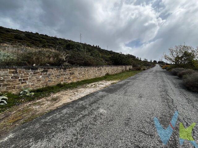 Se vende excelente parcela mixta (urbana y no urbanizable) situada en el límite del casco urbano de Yesa (Navarra), con una superficie catastral de 2.729,40 m² (2.278 m² según escritura). Una oportunidad única para quienes buscan espacio, tranquilidad y un entorno privilegiado.
La parcela goza de impresionantes vistas panorámicas del paisaje natural circundante, lo que la convierte en un lugar ideal tanto para residencia habitual como para segunda vivienda. Ofrece amplias posibilidades de desarrollo, incluyendo la opción de edificar dos viviendas pareadas con una superficie construida total de hasta 345 m².
Ubicada en un municipio tranquilo y con encanto, se encuentra rodeada de enclaves de gran valor turístico, natural y cultural. Además, cuenta con excelentes comunicaciones gracias a su conexión directa con la autovía del Pirineo, facilitando el acceso a Pamplona, Jaca y Huesca.
Un gran potencial en un entorno natural incomparable.