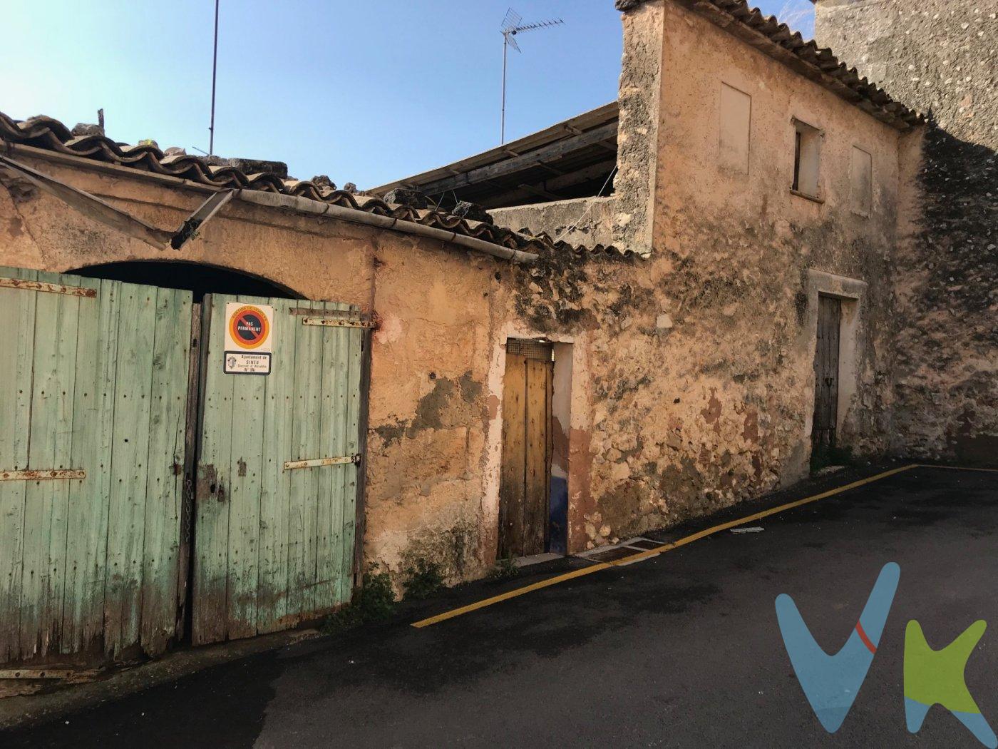 Agencia inscrita en el Registro Oficial de Agentes de la Propiedad Inmobiliaria de las Islas Baleares. Inscripción: GOIBE731396/2024. (ROAIIB). Sineu es un bonito pueblo de interior muy conocido por su pintoresco mercado de los miércoles, al cual acuden multitud de turistas nacionales y extranjeros que lo hacen famoso no sólo entre los mallorquines, si no también fuera de la isla.  .  Y en este precioso pueblo, esta situado este inmueble que te ofrecerá un mundo de posibilidades, la propiedad está compuesta por dos viviendas, con contratos de suministros, accesos e incluso inscripciones registrales independientes. Actualmente se comunican por el patio interior. En su momento fueron redistribuidas de modo que espacios de una han sido dados a la otra.  .  El inmueble  está en un lugar muy céntrico, a sólo 2 minutos andando de la Iglesia y de la plaza principal. A un paso de los colegios y guardería, centro médico, farmacias, bancos… de todos los servicios y a solo media hora en coche de Palma y 12 de Inca.  .  La vivienda tiene acceso por dos calles, la principal, calle Retir, es tranquila y bonita, ya que la mayoría de las viviendas han sido reformadas, lo que le da mucho encanto. La otra, que es donde está el garaje, está más elevada que la anterior y tiene muy fácil acceso con coche desde la entrada del pueblo.   .  Las viviendas disponen de dos alturas cada una de ellas, planta baja y planta piso. Una de ellas dispone de terraza solárium desde donde se tienen unas vistas espectaculares sobre el pueblo. Todo el centro histórico de Sineu está catalogado, lo que significa que es un área de especial protección, así que los proyectos de reforma deben respetar los metros cuadrados construidos actuales, la altura y la estética exterior acorde con el entorno.  Gracias a la cantidad de metros cuadrados, a la particularidad del desnivel entre la calle trasera y la delantera, al patio, a los espacios existentes, es una ocasión inmejorable para poner a prueba la creatividad.  .  No dejes pasar la ocasión de venir a visitarlo si deseas vivir en un bonito y acogedor ambiente disfrutando de la vida pausada que ofrece un pueblo pero con la alegría y la vida de un lugar activo, que ofrece al residente y al visitante ocio y entretenimiento.  . Tasas e impuestos de la compraventa no incluidos en el precio. La vivienda dispone de cédula de habitabilidad y CEE.  .  .  . 