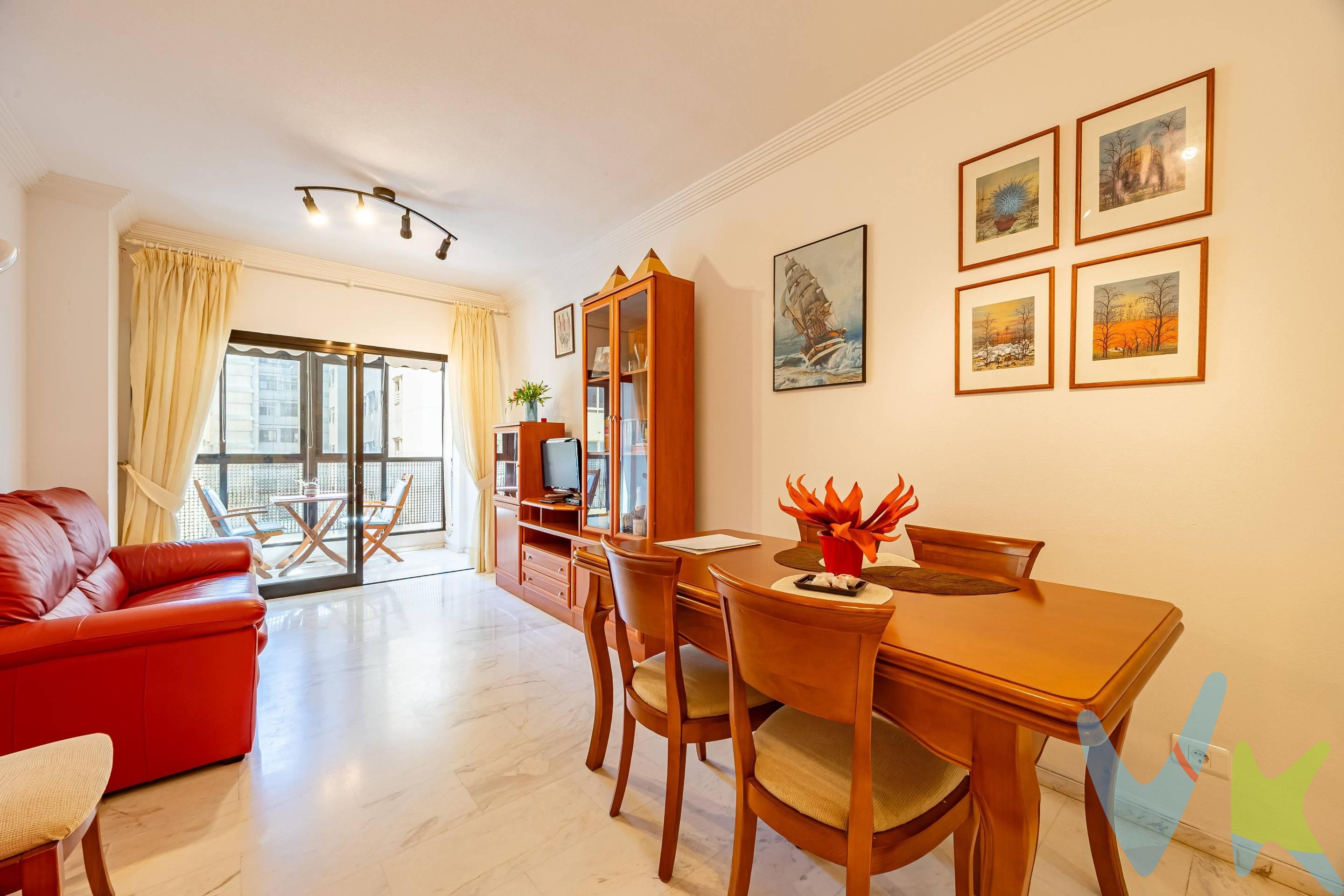 Imagina despertar cada mañana en una vivienda amplia, luminosa y completamente exterior, en pleno corazón de Las Palmas de Gran Canaria. A pocos minutos caminando de la Playa de Las Canteras, donde podrás disfrutar del mar en cualquier momento del día. Este piso de 107 m² destaca por su comodidad y su excelente distribución. Al entrar, te recibe un espacio acogedor que da paso a un gran salón con balcón, perfecto para relajarte o compartir momentos en familia. La vivienda cuenta además con un comedor independiente y una cocina con solana, pensada para el día a día y un baño completo. La zona de descanso ofrece tres habitaciones dobles, todas con buena luz natural. Dos de ellas disponen de armarios empotrados, mientras que el dormitorio principal cuenta con baño en suite, aportando ese extra de privacidad y confort. Además, la vivienda incluye un práctico cuarto trastero interior. Cada estancia ha sido diseñada para aprovechar al máximo la luz y la ventilación, creando un hogar agradable durante todo el año. El edificio, cuidado al detalle, dispone de acceso sin barreras arquitectónicas, dos ascensores y una piscina comunitaria donde desconectar sin salir de casa. Y para completar esta oportunidad, el precio incluye una amplia plaza de garaje y un trastero, algo cada vez más valorado en la zona. Vivir aquí es tenerlo todo: servicios, comercios, transporte y ocio a tu alcance, en una de las áreas más demandadas de la ciudad. Una vivienda que no solo se visita… se siente. Ven a descubrirla.