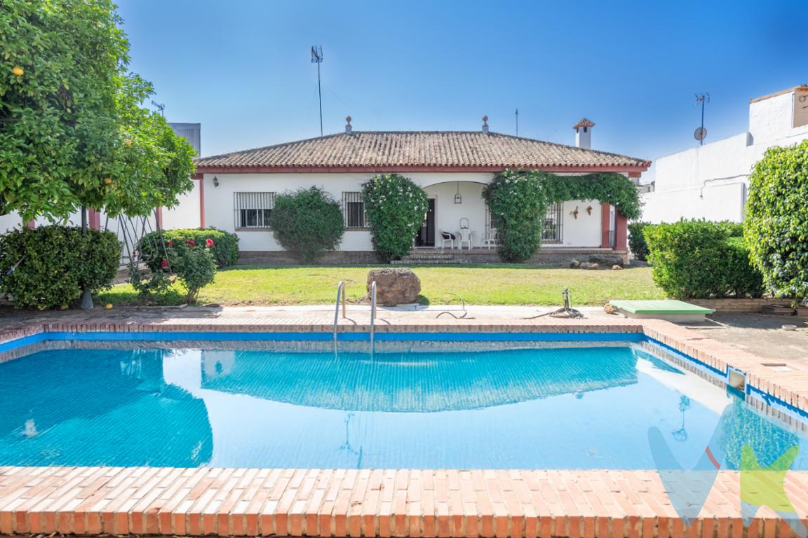 Este chalet independiente de una sola planta en una parcela de 1.150 metros cuadrados es un espacio perfecto para crear recuerdos y vivir experiencias inolvidables.

La casa cuenta con una superficie de 160 metros cuadrados y se distribuye de la siguiente manera:

-Recibidor abierto desde el cual accedemos al salón.
-Cuatro amplios dormitorios para que cada miembro de la familia tenga su propio espacio.
-Gran salón que permite dividirse en dos zonas, sala de estar y comedor. 
-Cocina rectangular muy cómoda y espaciosa. 
-Dos baños completos para garantizar la comodidad y privacidad de todos.
-Una magnifica piscina perfecta para refrescarse en verano y disfrutar de momentos de relax.
-Un amplio espacio de aparcamiento con capacidad para tres o cuatro vehículos.
-Gran porche trasero techado: Un lugar ideal para disfrutar de barbacoas, celebraciones y de momentos con amigos y familiares.

Un apartamento independiente con cocina y posibilidad de hacer una habitación, perfecto para invitados o para utilizar como estudio o despacho.

Un hogar para vivir y disfrutar.

Este chalet es más que un hogar, es un espacio para vivir experiencias y crear recuerdos. La parcela esta ubicada un entorno tranquilo y natural, perfecto para aquellos que buscan escapar del estrés diario y disfrutar de la naturaleza.
También contarás con los mejores servicios en el entorno: centros educativos como el Colegio de Educación Infantil y Primaria Valme Coronada, el Centro de Salud San Hilario y los principales supermercados, como Mercadona o Lidl. Además, el centro de la localidad, su estación de Tren, y todo lo que ofrece este gran municipio lo tendrás a menos de 15 minutos caminando. 
No podemos olvidar la excelente conexión con Sevilla y con el resto de puntos, a través de la carretera de Utrera. 
No te pierdas la oportunidad de vivir en este hermoso chalet y crear recuerdos inolvidables con tus seres queridos.

Informamos que el precio de venta no incluye: Honorarios de la agencia inmobiliaria,
impuestos (el Impuesto de Transmisiones Patrimoniales, IVA o AJD, en su caso),
otros gastos de la compraventa (gastos de registro de la Propiedad, Notaría, gestión
ni de posible financiación).
Documento D. I. A. a disposición del consumidor según Decreto 218/2005 Junta de
Andalucía.