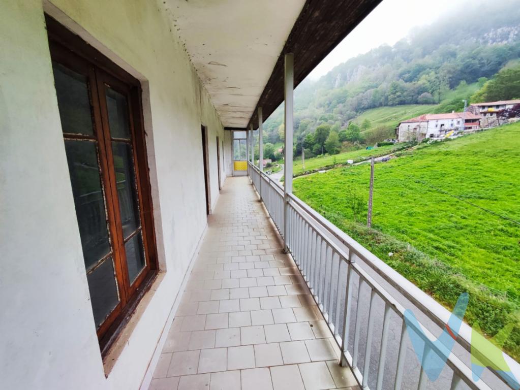 ¿Quieres vivir en el campo pero te da miedo vivir aislado en una casa independiente? Pues, ahora tienes la oportunidad de comprar este PISO PARA REFORMAR en un edificio singular en Linto, una localidad del municipio cántabro de Miera. A 10 km se encuentra el municipio de Liérganes, con todos los servicios.  Esta vivienda está compuesta por un ÚLTIMO PISO más un BAJO CUBIERTA accesible, de la misma dimensión, y de un JARDÍN individual de 400m2.   El piso tiene 120 m2 distribuidos en salón-comedor, cocina independiente, cuatro habitaciones y un baño completo.  Además, consta de una magnífica TERRAZA de 21m2 y un balcón de 4m2.  Te sorprenderán sus amplias habitaciones.  Linto se encuentra a 35 minutos de Santander y sus playas.  ¡¡¡LLÁMANOS Y VEN A VER SUS GRANDES POSIBILIDADES!!!      Los precios mostrados no incluyen impuestos, gastos de compraventa ni financiación.Más información sobre transparencia, impuestos, gastos y condiciones de compraventa en nuestra web www.activanorte.com.