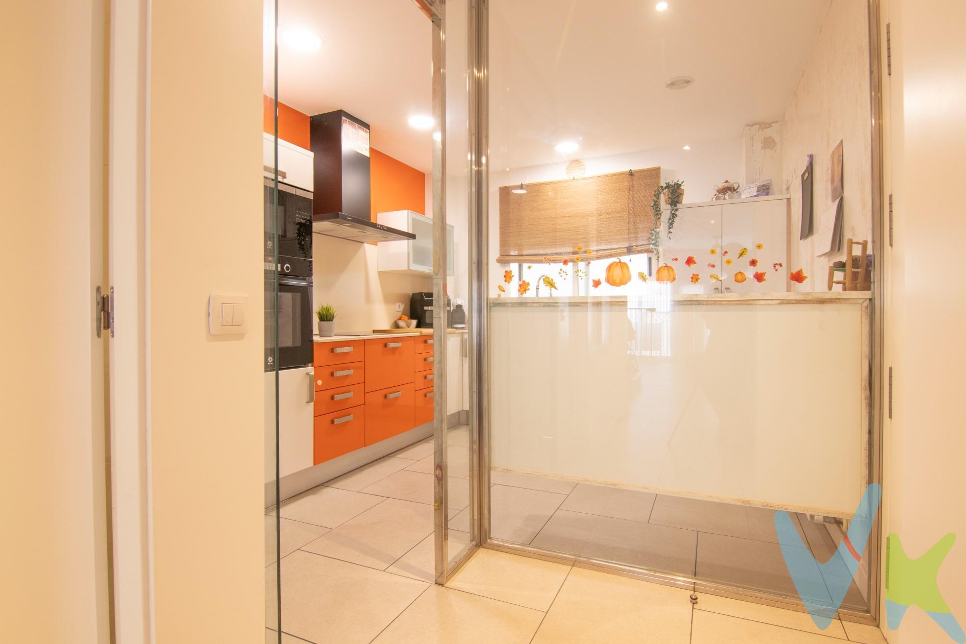 Esta vivienda de carácter único destaca por su diseño, calidad constructiva y mobiliario realizado íntegramente a medida. Construida con materiales de primera calidad, ofrece una combinación perfecta de elegancia, confort y funcionalidad. La propiedad se distribuye en varias plantas, creando espacios diferenciados y perfectamente aprovechados:. En la tercera planta se encuentra la luminosa zona de día, compuesta por una moderna cocina acristalada, un amplio salón-comedor ideal para reuniones y momentos de relax, y un aseo de cortesía. La segunda planta alberga la zona de descanso, donde se ubican dos amplias habitaciones, destacando el dormitorio principal que cuenta con baño integrado, aportando privacidad y comodidad. En la última planta, la vivienda ofrece una práctica zona de lavandería y una sala polivalente de 20 m², perfecta como despacho, zona de ocio o estudio. Desde aquí se accede a la terraza privativa de 20 m², un espacio ideal para disfrutar de agradables veladas, reuniones con amigos o momentos en familia. Una propiedad excepcional ubicada en una de las avenidas más modernas y demandadas, rodeada de servicios, zonas empresariales y excelentes conexiones