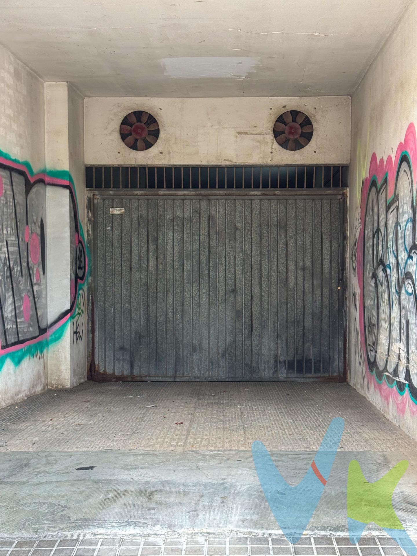 Esta magnífica plaza de garaje, con una superficie de 12,15 m², representa una oportunidad excepcional para aquellos que valoran la comodidad y la eficiencia. Permite un estacionamiento sencillo y seguro, incluso para vehículos de mayor tamaño, eliminando las preocupaciones habituales de los aparcamientos estrechos. La ubicación es, sin duda, uno de sus puntos más fuertes: en la calle Escalante 21, se encuentra en el vibrante corazón de Burjassot. Esta dirección no solo la sitúa en una zona de alta demanda, sino que también garantiza una conectividad inmejorable con las principales vías de acceso y salida de la localidad. Imagina la tranquilidad de regresar a casa después de una larga jornada laboral, sabiendo que tu plaza de aparcamiento te espera sin complicaciones. Olvídate de las interminables vueltas en busca de un hueco libre o de la necesidad de aparcar lejos de tu destino. Esta plaza ha sido pensada para optimizar tu tiempo y minimizar el estrés, permitiendo un acceso rápido y sencillo a tu vehículo en todo momento. Su proximidad a comercios, servicios y transporte público añade un valor incalculable, convirtiéndola en una inversión inteligente tanto para residentes como para profesionales que trabajen en la zona. La combinación de su estratégica ubicación y su cómodo tamaño la convierte en la opción ideal para quienes buscan una solución de aparcamiento práctica, segura y eficiente en Burjassot. La descripción del presente inmueble e imágenes tienen mero carácter informativo y en ningún caso carácter contractual, pudiendo ser modificados por la inmobiliaria comercializadora sin que ello implique responsabilidad alguna frente a terceros. En el precio de venta a público, esta propiedad NO incluye los gastos de adquisición (Notario, registro, gestión, honorarios, etc…).