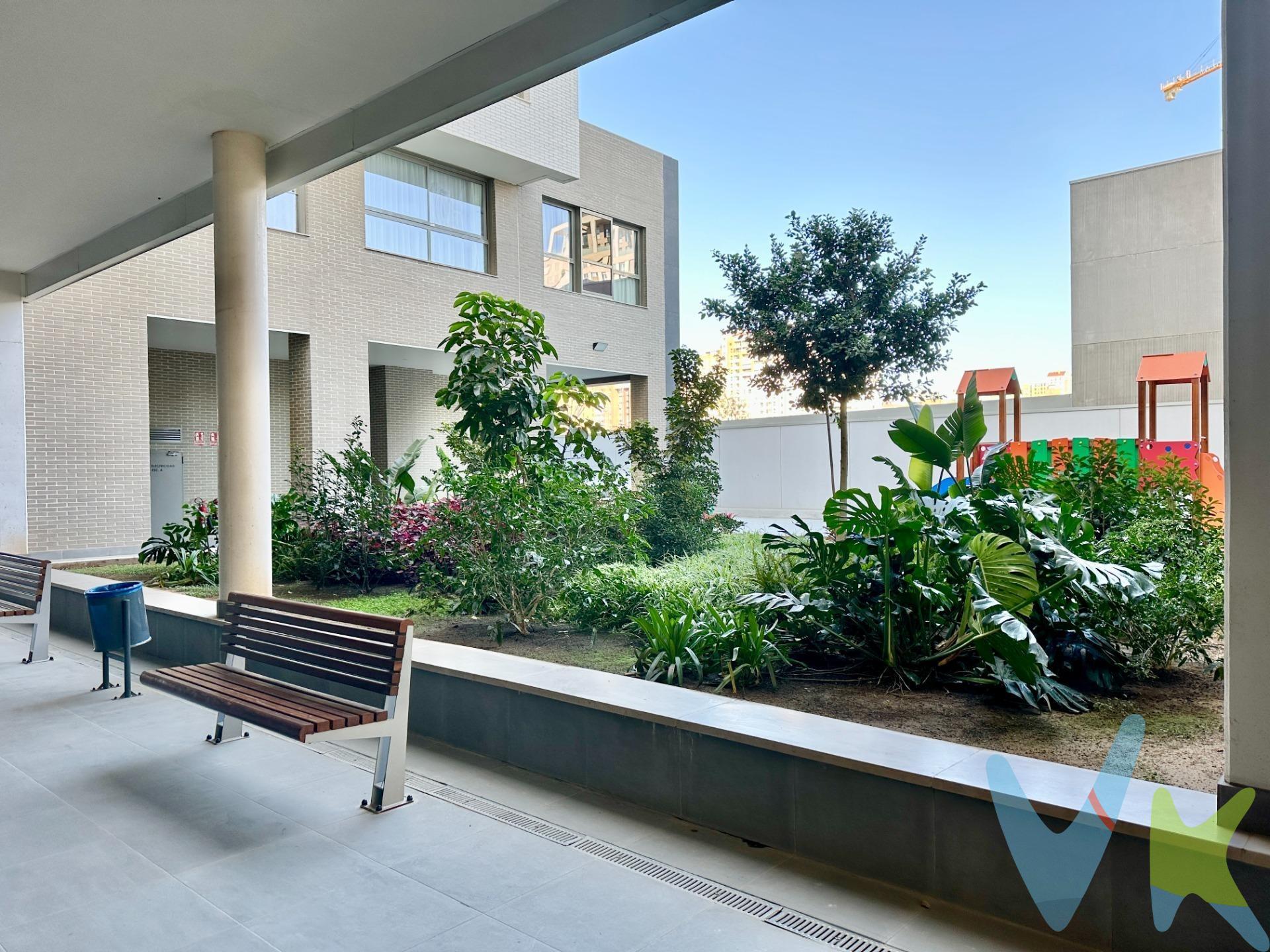 Imagina vivir en Valencia y disfrutar cada día de un entorno que combina modernidad, confort y una ubicación inmejorable. Esta vivienda, situada en un edificio de reciente construcción en la zona de Ciudad de las Artes y las Ciencias, es el hogar ideal para quienes buscan calidad de vida en una de las zonas más vibrantes de la ciudad. Desde el primer momento, al cruzar la puerta, te recibe un ambiente acogedor, luminoso y completamente equipado, pensado para que te instales y empieces a disfrutar de tu nuevo hogar sin preocuparte por nada. El amplio salón comedor, con acceso directo a una terraza. privada, es perfecto tanto para relajarte tras un día de trabajo como para compartir cenas inolvidables bajo el cielo valenciano. La cocina es independiente, moderna y funcional, equipada con todo lo necesario para hacer de la preparación de tus comidas un auténtico placer. Además, cuenta con una galería anexa que aporta practicidad y comodidad al día a día. La zona de descanso se compone de un dormitorio principal con baño en suite y vestidor, diseñado para ofrecerte el máximo confort. Un segundo dormitorio doble, igualmente acogedor, es ideal para familia o invitados, mientras que el tercer dormitorio te ofrece la flexibilidad de convertirlo en despacho, sala de juegos o habitación extra según tus necesidades. Y lo que realmente convierte esta vivienda en algo único: su espectacular terraza de uso privado de casi 100 m2. Un espacio al aire libre que se convierte en tu oasis particular, perfecto para desayunar al sol, disfrutar de veladas al fresco o simplemente desconectar con vistas despejadas. Pensando en tu bienestar durante todo el año, la vivienda dispone de calefacción por radiadores y un sistema de climatización frío-calor por conductos, garantizando el confort en cualquier estación. El edificio, moderno y completo, no solo ofrece una vivienda, sino una experiencia: zonas comunes diseñadas para disfrutar sin salir de casa, con piscina, área infantil y espacios pensados para relajarte o compartir tiempo en familia. Además, incluye una plaza de garaje y un espacioso trastero en el mismo edificio, para tu total comodidad. Ubicada junto a la Ciudad de las Ciencias, estarás rodeado de cultura, ocio, naturaleza y todos los servicios. Restaurantes, comercios, zonas verdes, colegios y conexiones con el resto de la ciudad hacen de esta zona una de las más codiciadas para vivir en Valencia. Esta no es solo una vivienda para comprar: es el lugar donde construir tu vida, crear recuerdos y disfrutar de una calidad de vida inmejorable en una de las mejores ubicaciones de la ciudad. ¿Estás listo para dar el paso? Tu nuevo hogar te espera.