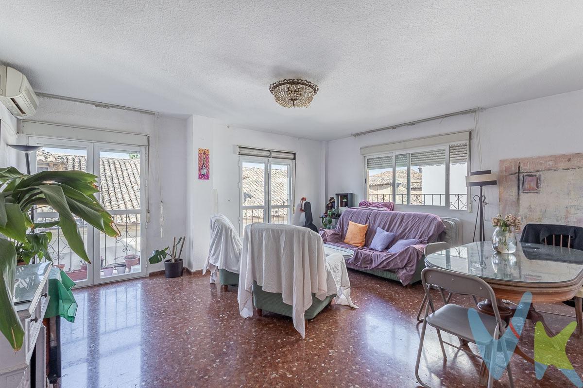 Sacamos a la venta amplio y luminoso piso situado en el corazón del Realejo. La vivienda cuenta con cuatro dormitorios y dos baños, ofreciendo un espacio cómodo y bien distribuido. La cocina es independiente, equipada con todo lo necesario y con un lavadero anexo. El amplio salón-comedor es muy luminoso, gracias a sus grandes ventanas que permiten la entrada de mucha luz natural. La ubicación es céntrica, lo que facilita el acceso a servicios y transporte. Ideal tanto para quienes buscan un hogar práctico y lleno de luz como para inversión. No lo dudes más y llámanos para visitarlo. Ref. N339. * El PVP indicado no incluye impuestos ni gastos de Escritura. * Honorarios agencia no incluidos. * Las superficies expresadas en esta página tienen carácter descriptivo y son aproximadas. * Los precios pueden ser susceptibles de modificación sin previo aviso. * Esta propiedad se vende SIN muebles.