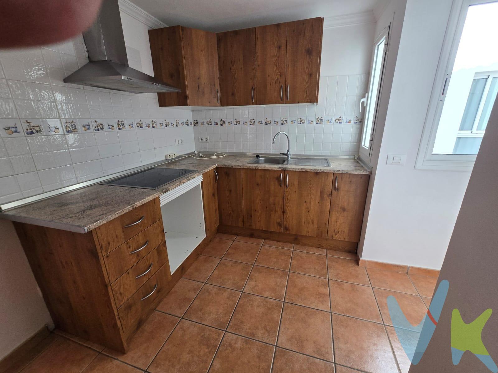 Presentamos esta excepcional vivienda ubicada en la zona de La Herradura. Este espacioso inmueble cuenta con una cocina totalmente amueblada, un salón amplio ideal para disfrutar de momentos familiares o recibir a amigos. Dispone de dos baños completos que aseguran comodidad y privacidad, así como tres luminosos dormitorios perfectos para el descanso diario. Además, ofrece una práctica solana que proporciona espacio adicional para zona de lavado. La ubicación es inmejorable; se encuentra cerca de colegios tanto de primaria como secundaria, lo cual resulta perfecto para familias con niños en edad escolar. También tiene supermercados cercanos donde podrá realizar sus compras diarias sin inconvenientes. Una característica destacable son las vistas despejadas desde la propiedad: al no haber edificios frente a ella, puede disfrutar cada día del paisaje sin obstrucciones visuales ni ruidos molestos provenientes del tráfico urbano. Adicionalmente, la zona dispone de buenas posibilidades de aparcamiento facilitando así su acceso diario. Nota: En el precio no incluye los gastos de impuestos y demás gastos que legalmente correspondan al comprador del inmueble, sujeto a ITP del 6,5%, con caracter general ; existen excepciones según normativa aplicable. Base imponible: el mayor valor  entre 1) el precio de venta 2) valor de referencia catastral. Gastos Notaría y Registro  entre 1600€ y 1800€ aproximadamente según aranceles. Financiación: gastos de hipoteca, tasación y gastos bancarios a cargo del comprador y según su necesidad y elección. Servicio de intermediación y honorarios de inmobiliaria a cargo del vendedor. Operación y condiciones de compraventa sujeta a aceptación expresa del vendedor. Para acceder a la información y documentación legalmente exigible por el consumidor contacten con nosotros. El presente anuncio tiene carácter meramente informativo; la información suministrada se corresponde con la disponible a la fecha de publicación, pudiendo variar en función de las circunstancias o actualizaciones legales, contractuales o fiscales. . 